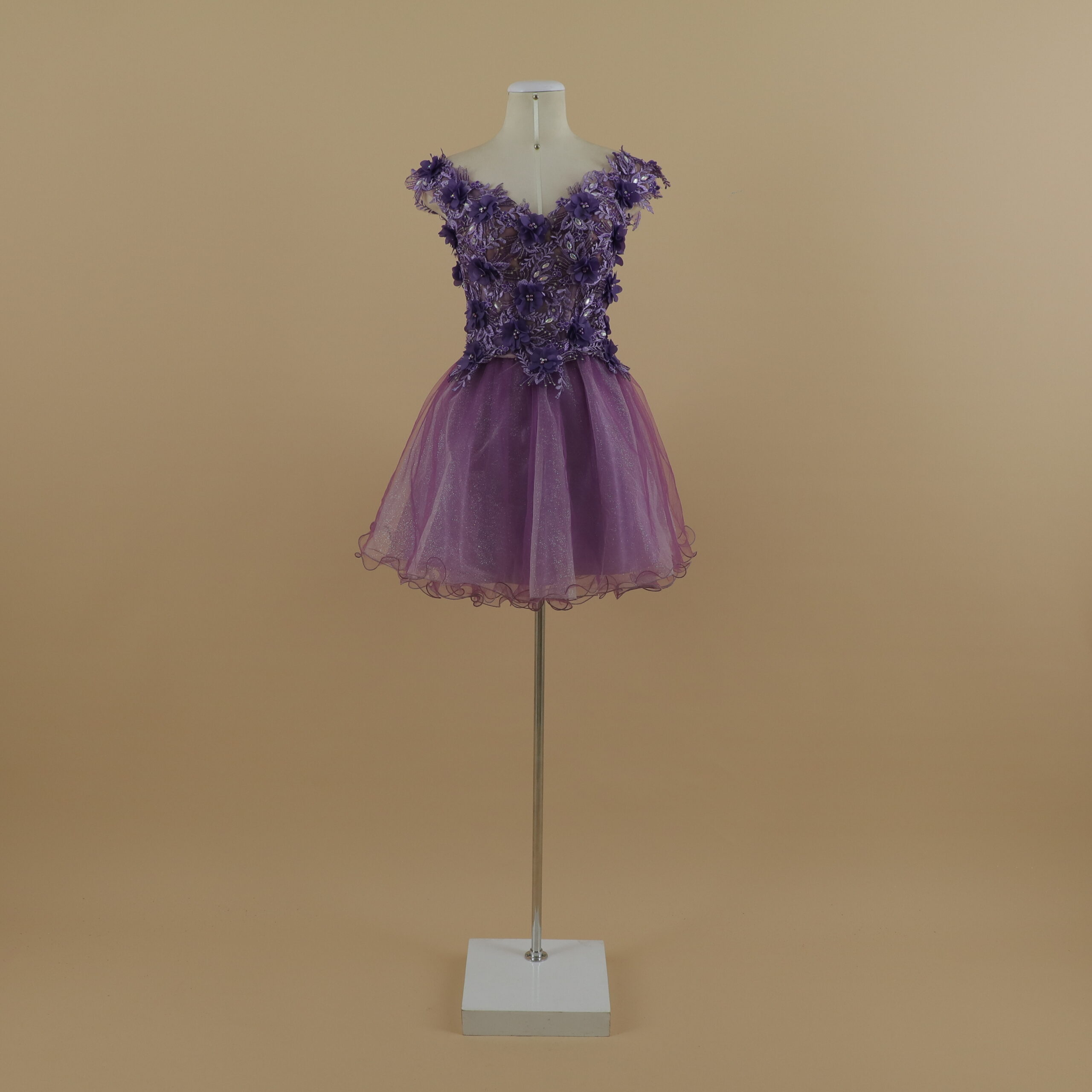 vestido para quinceaños color morado tela razo falda corta de 5 capas corte campana - Amalthea