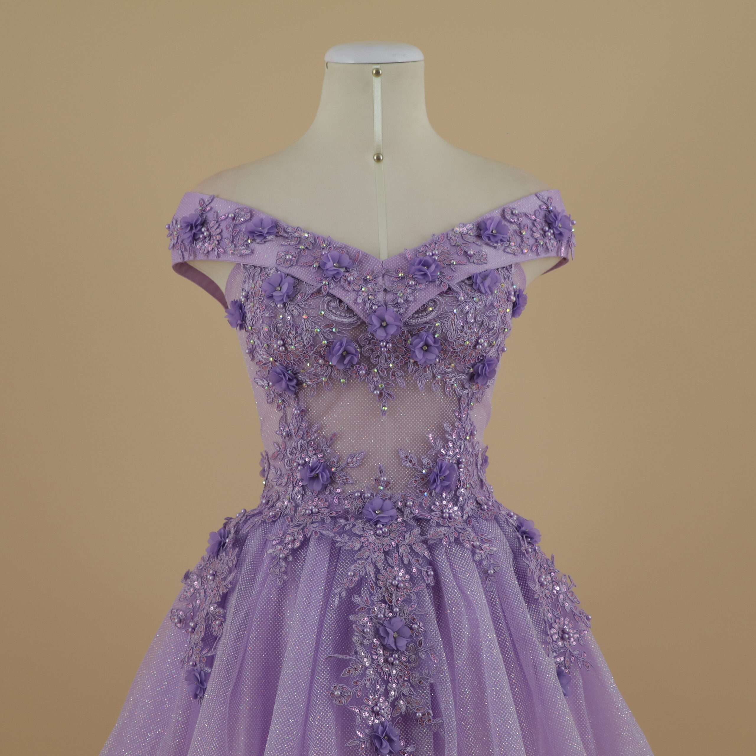 vestido para quinceaños lila tela satén con pedrería encajes 3d pechera tul glitter - Yolanda