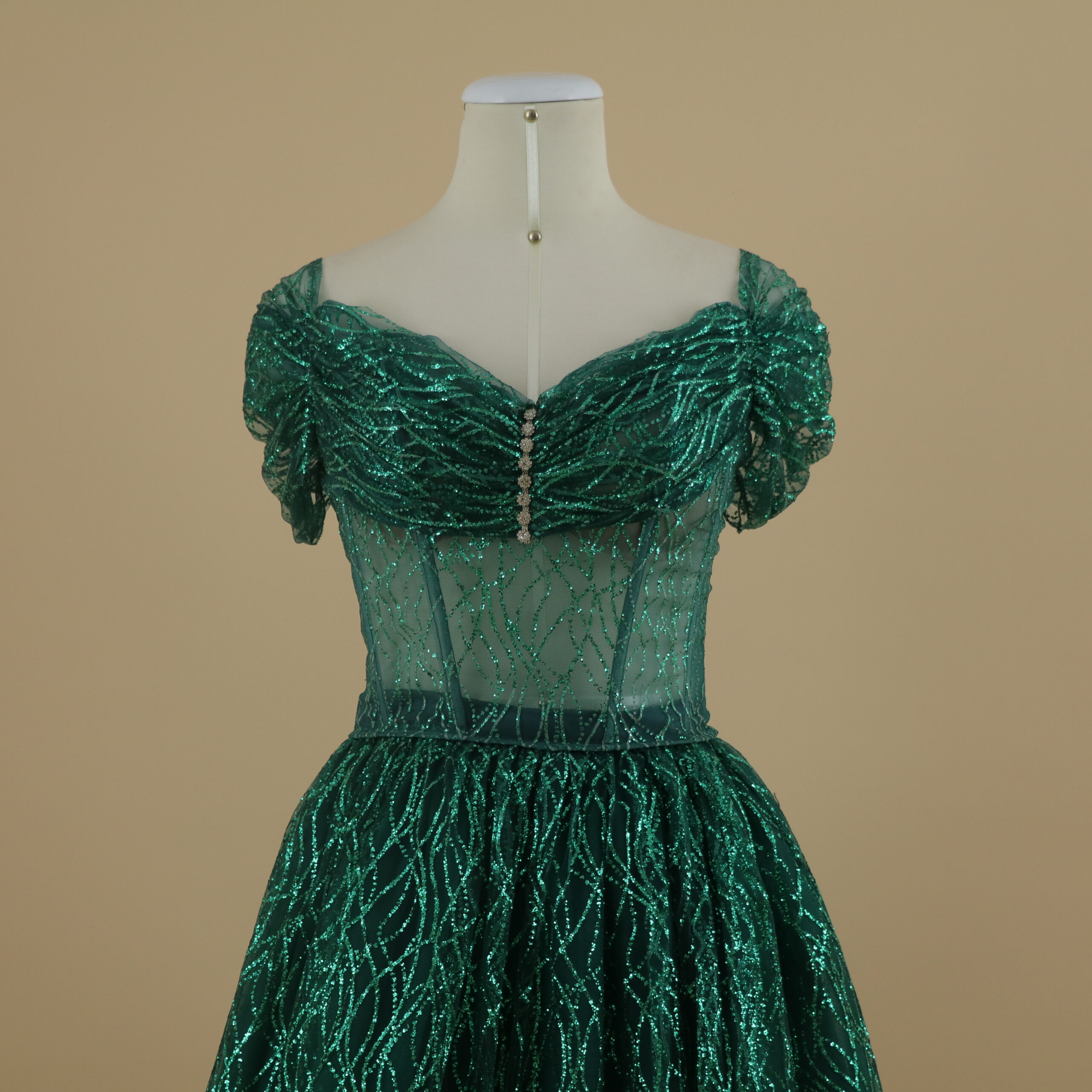 vestido para quinceaños tela razo con pedrería color verde botella - Amaranta