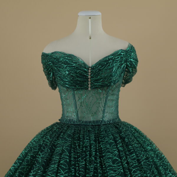 vestido para quinceaños tela razo escote corazón con mangas abullonadas color verde botella - Amaranta