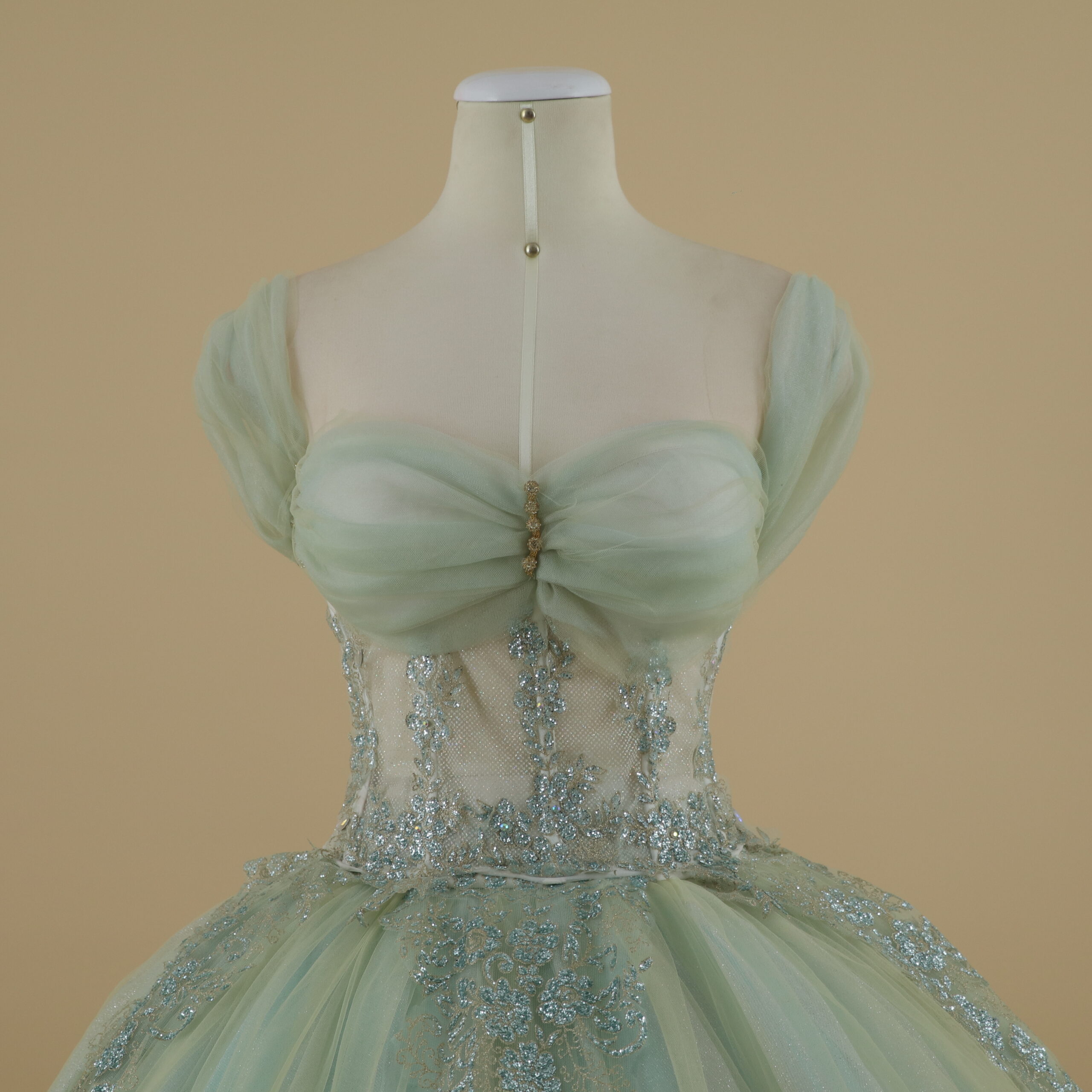 vestido para quinceaños verde agua verde jade nude escote corazón mangas caídas abullonadas - Zenaida