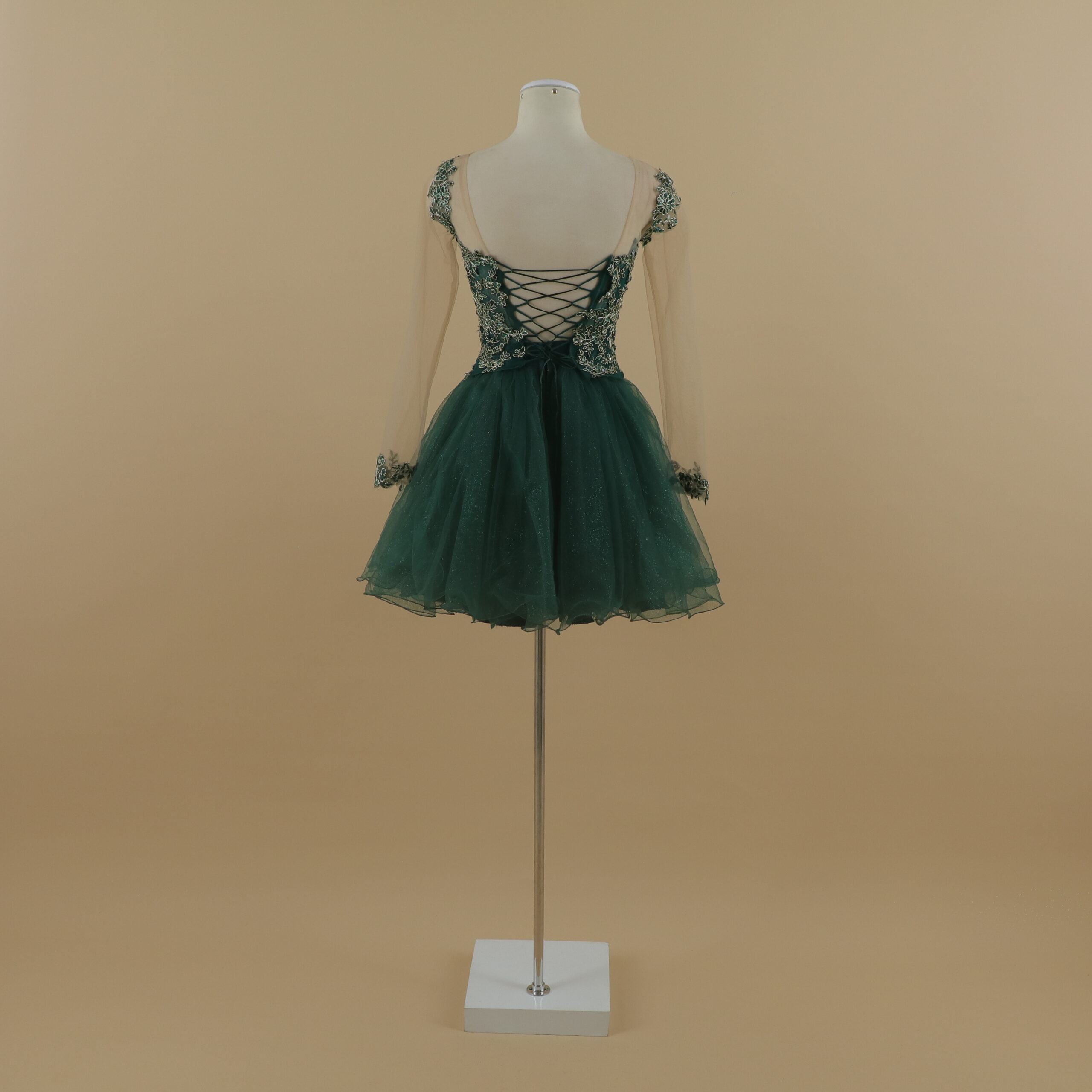 vestido para quinceaños verde botella tela satén falda pequeña en 3 capas con cierre posterior - Zenovia