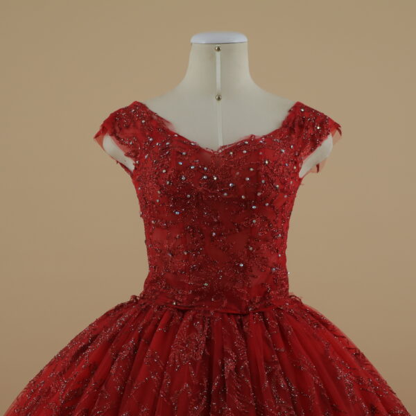 vestido quince años rojo tela razo falda grande de 4 capas escote recto - Elara