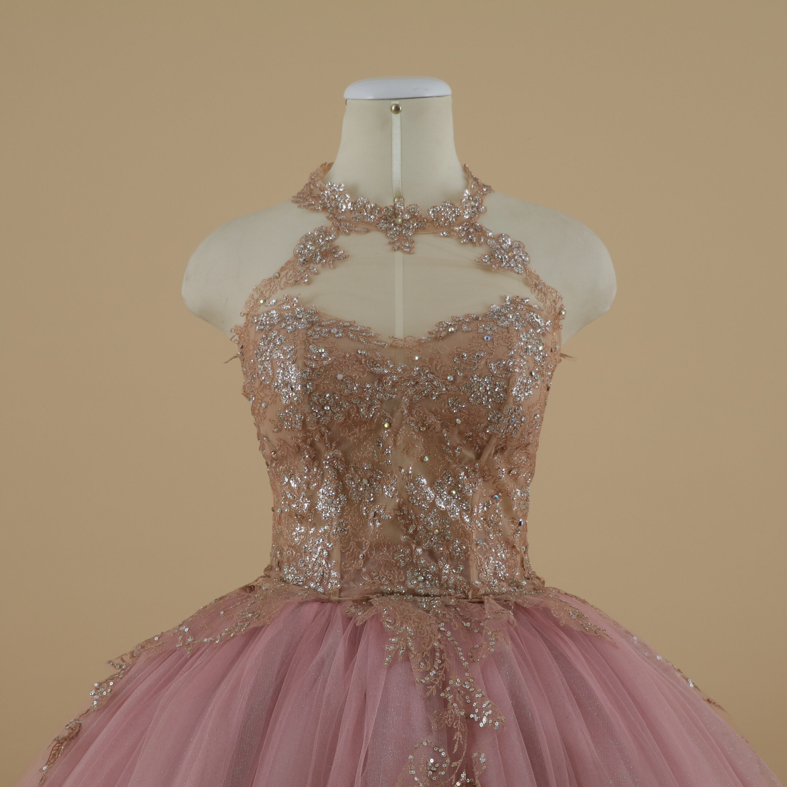 vestido quinceaños color rosa cuarzo tela satén escote ilusión - Thalia