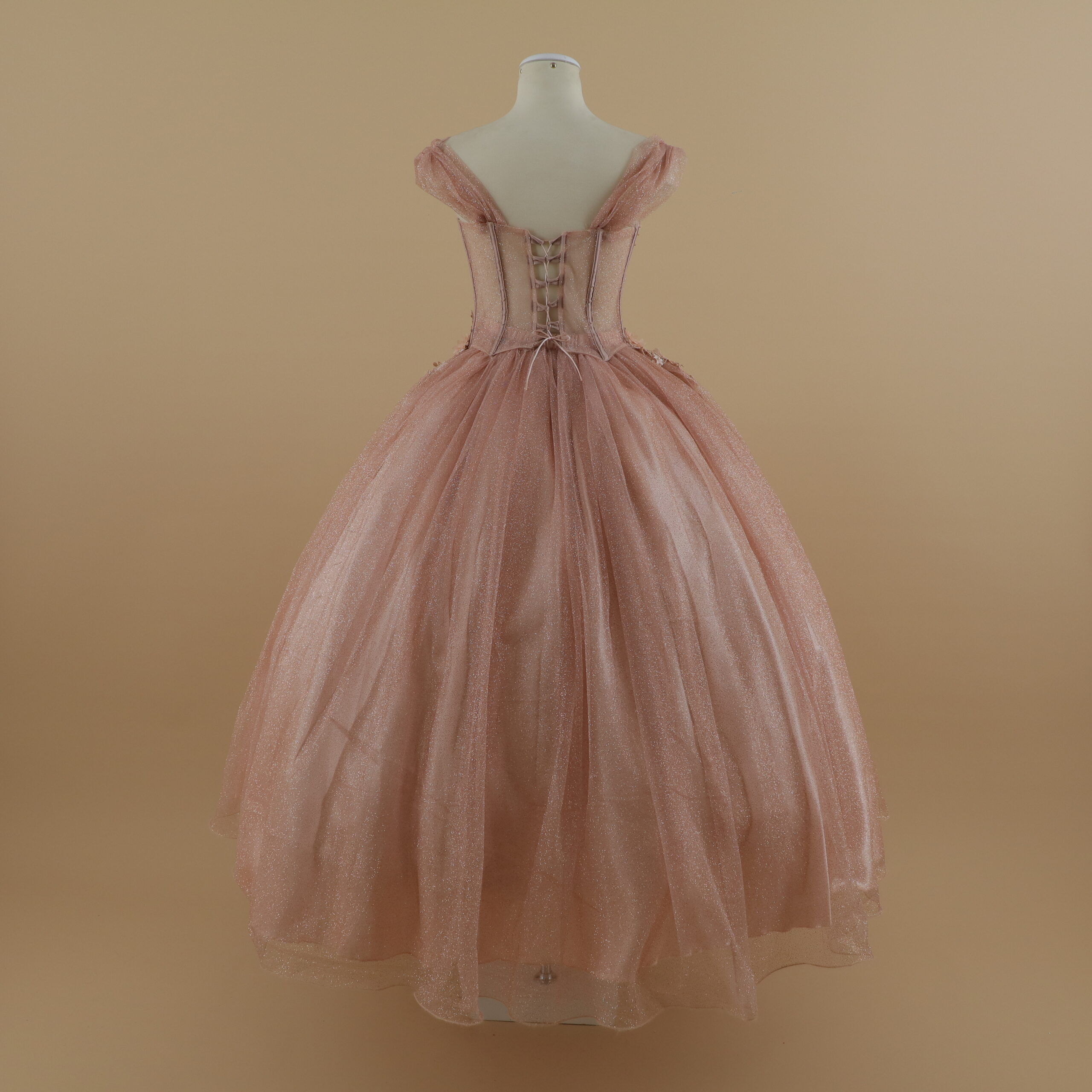 vestido quinceaños rosa nude tela satén escote corazon con corset - Jhadira
