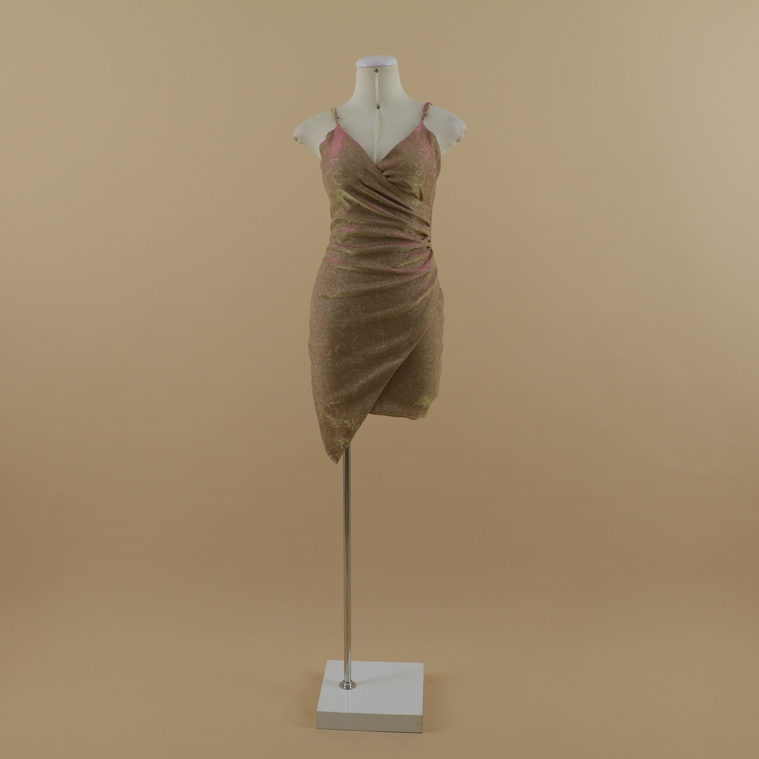 vestido tela escarchada escote v cruzado caida tulipán color dorado tornasol - Nelly