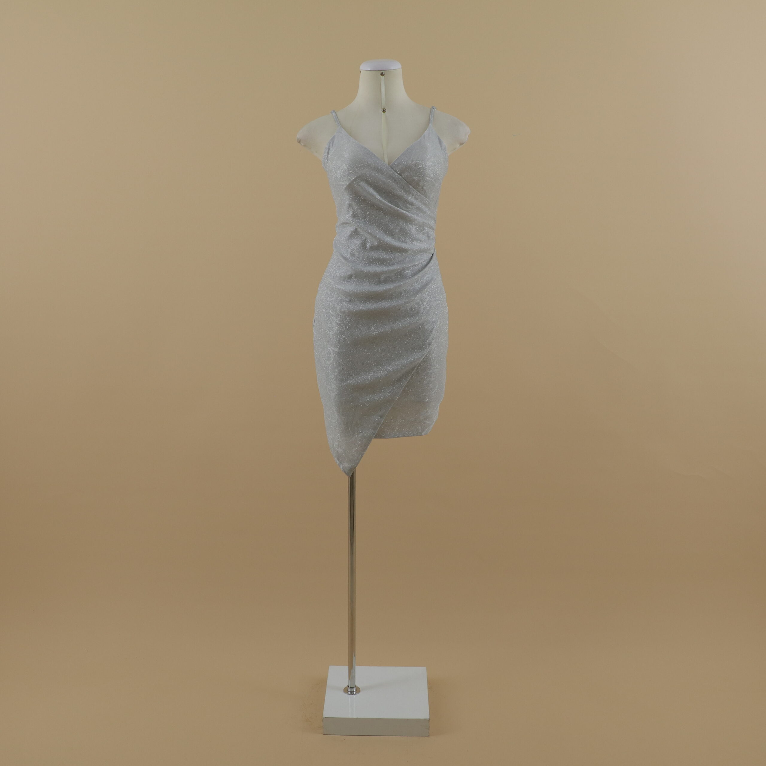 vestido tela escarchada escote v cruzado caida tulipán color plateado - Nelly
