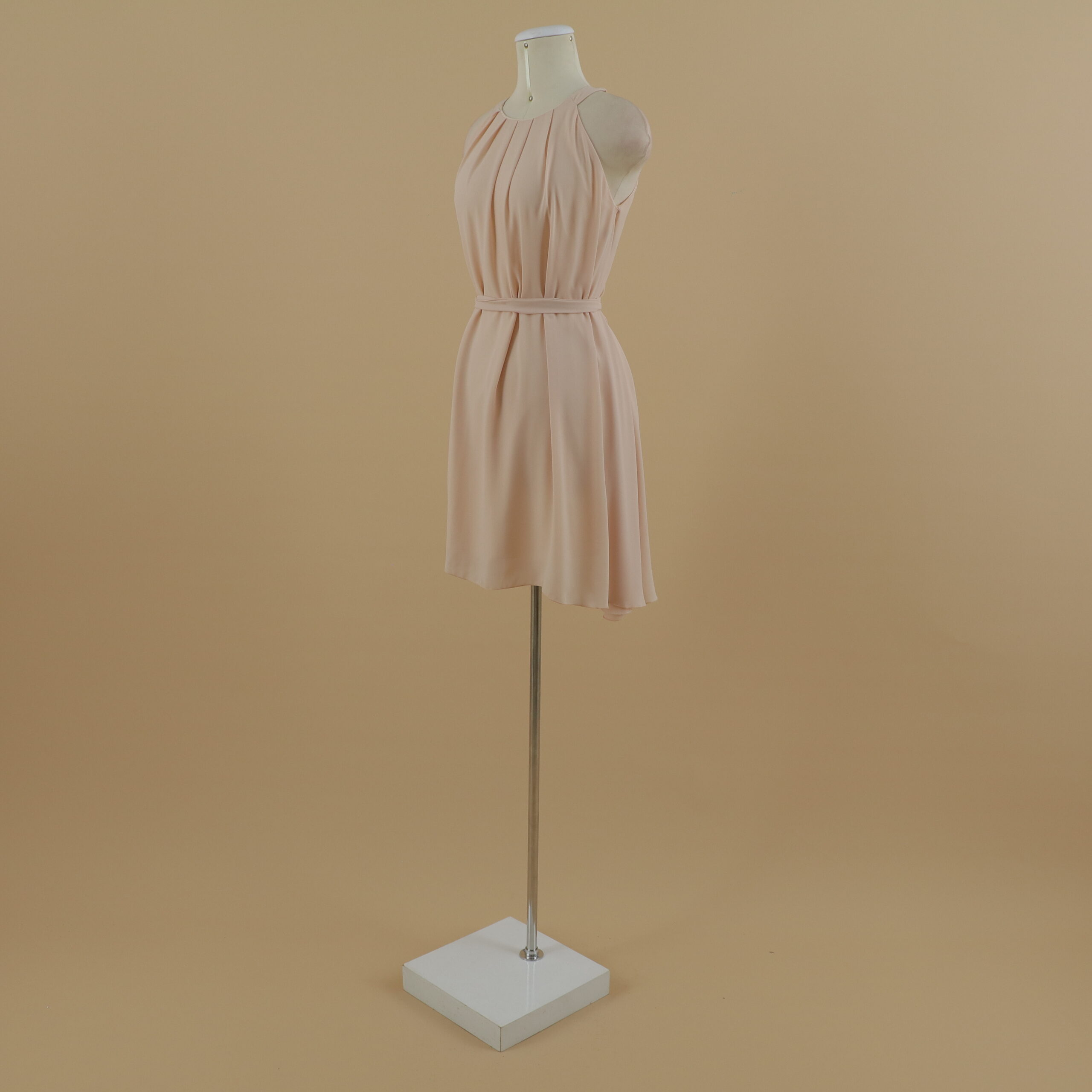 vestido tela gasa escote redondo corte recto y lazo armable color nude - Lucrecia