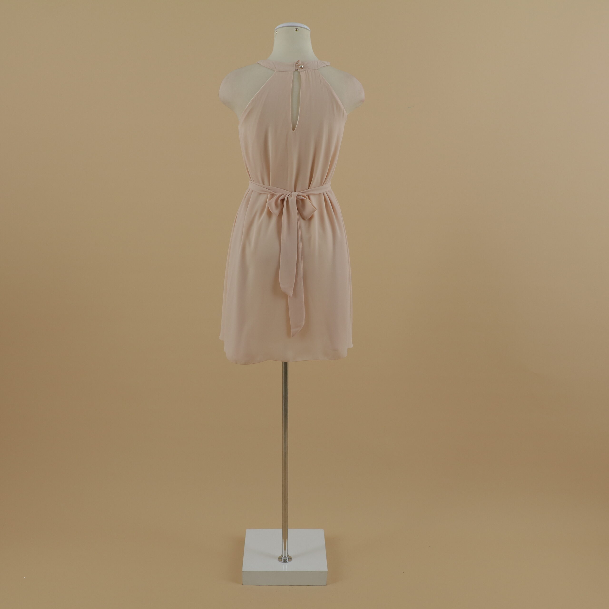 vestido tela gasa escote redondo en espalda corte gota y botón color nude - Lucrecia