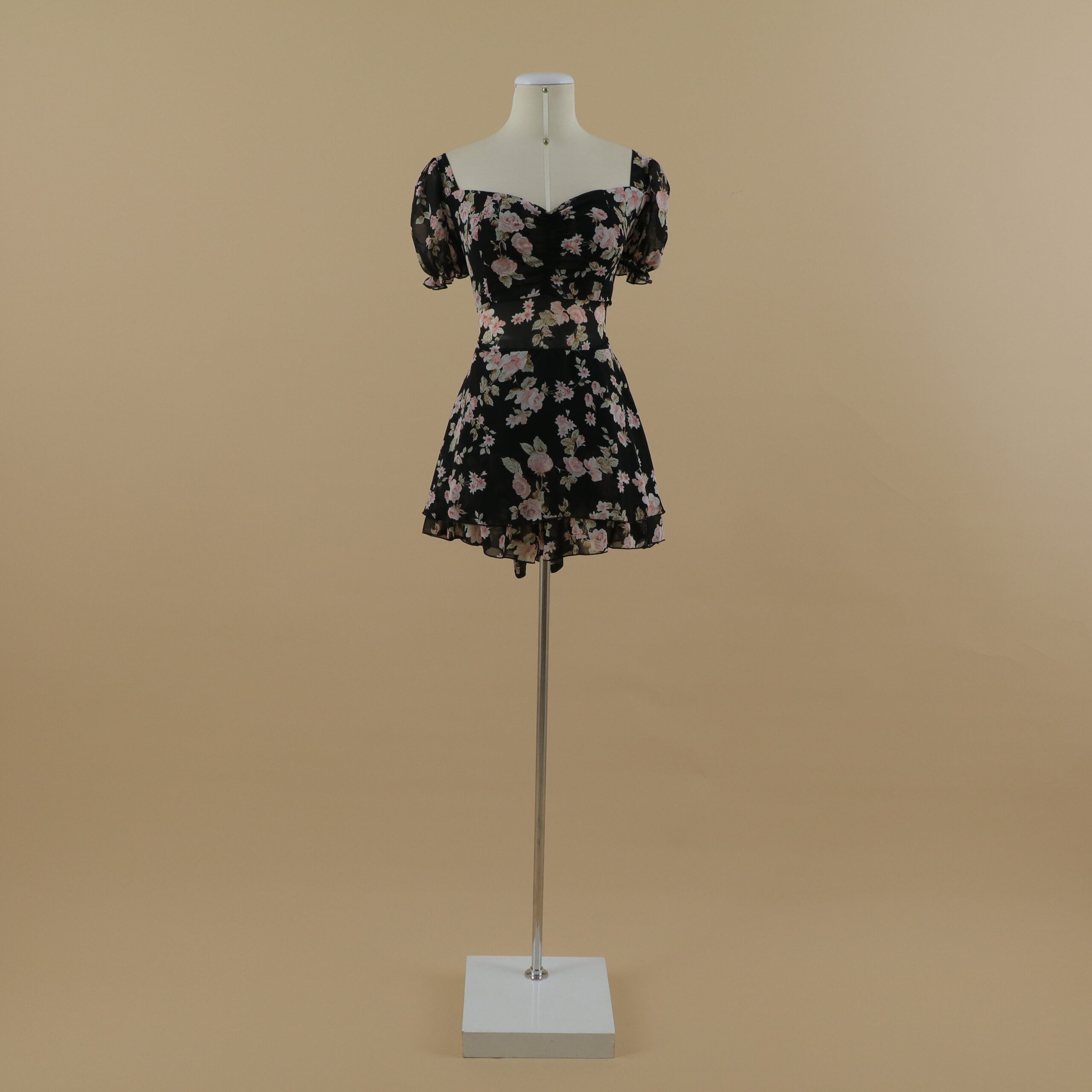 vestido tela gasa estampada escote corazon corte a tipo shorts color negro - Mayra