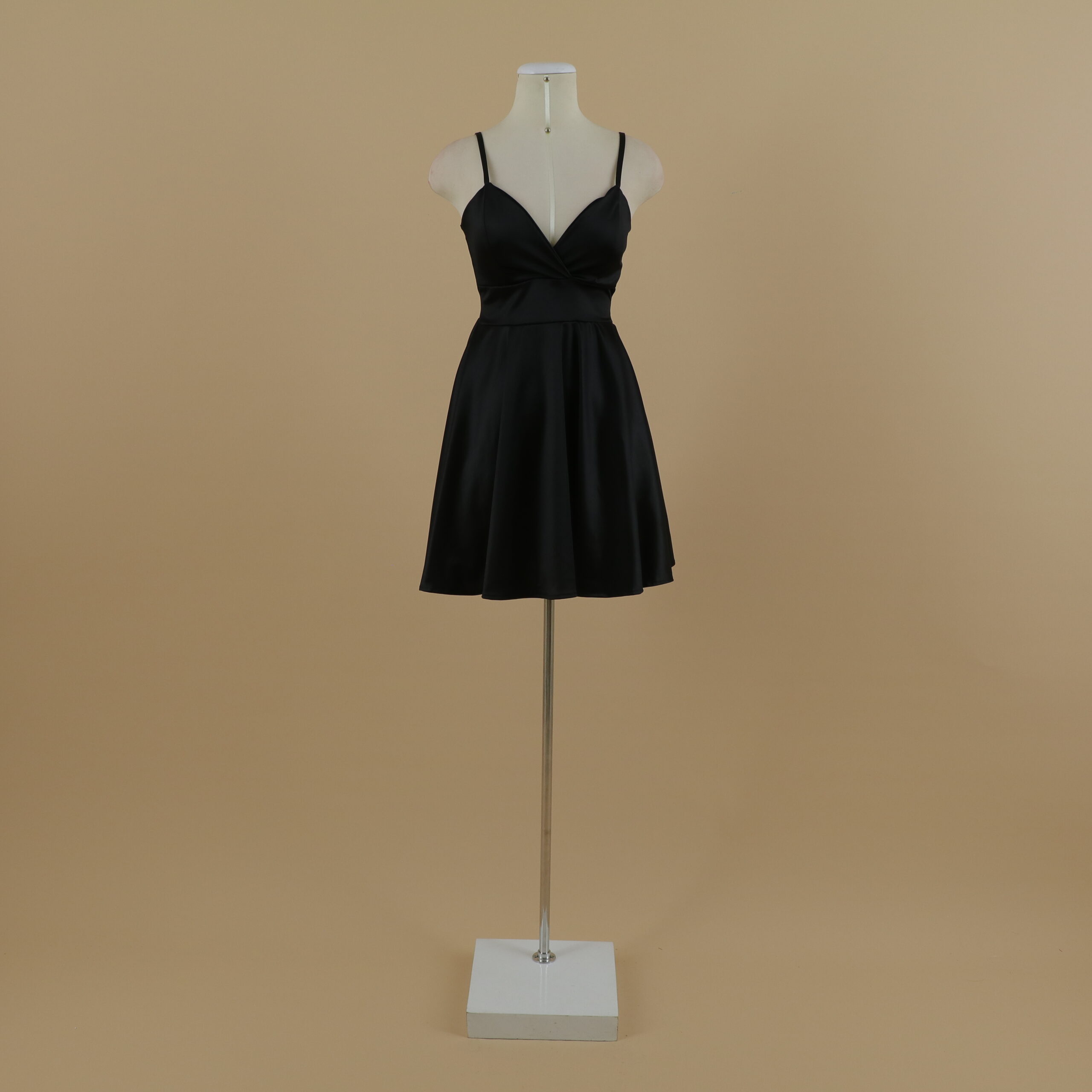 vestido tela saten zara escote v cierre posterior caída con cinturón ancho color negro - Olivia