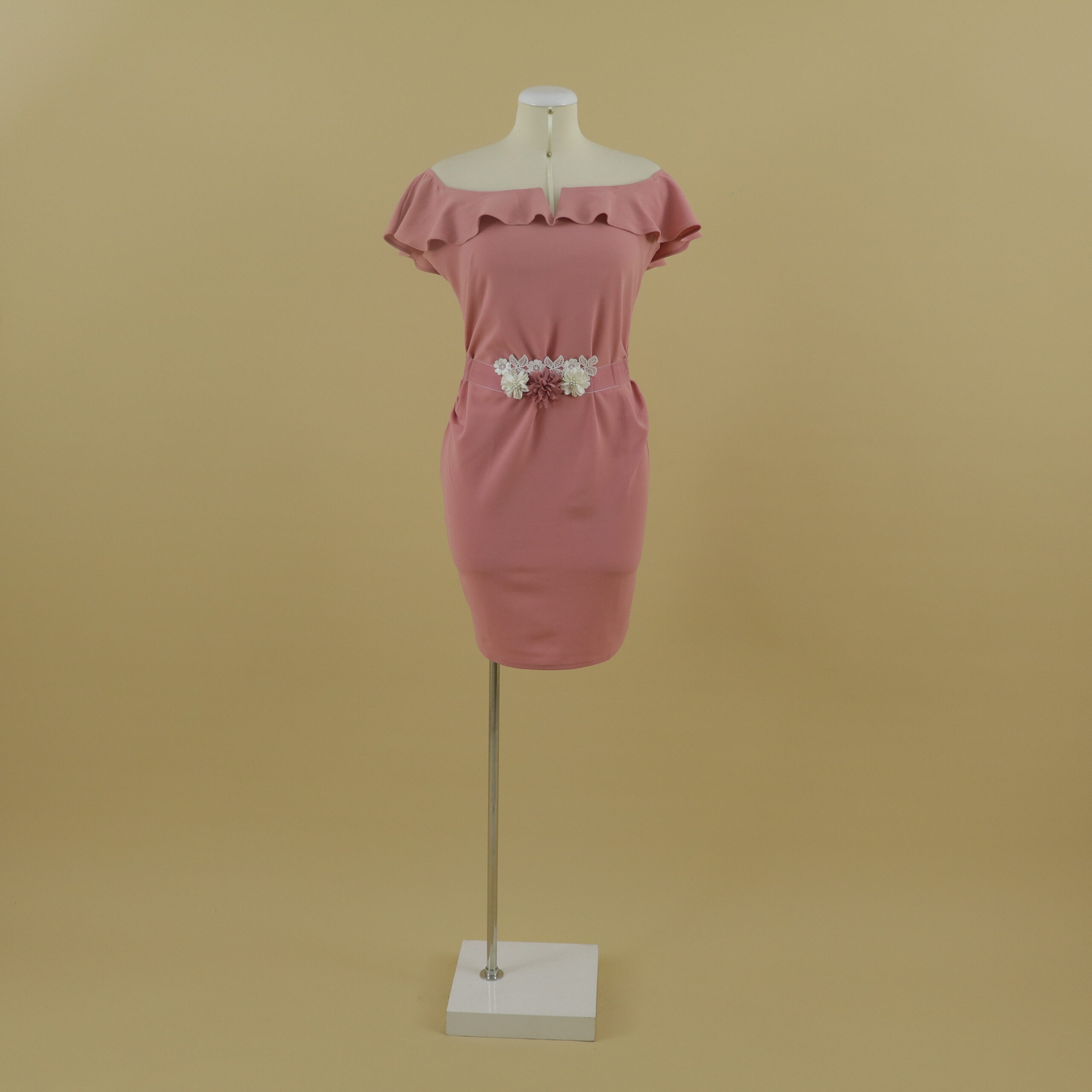 vestido tela scuba escote hombros caidos rumbero cintura drapeada con lazo floral color palo rosa - Laura