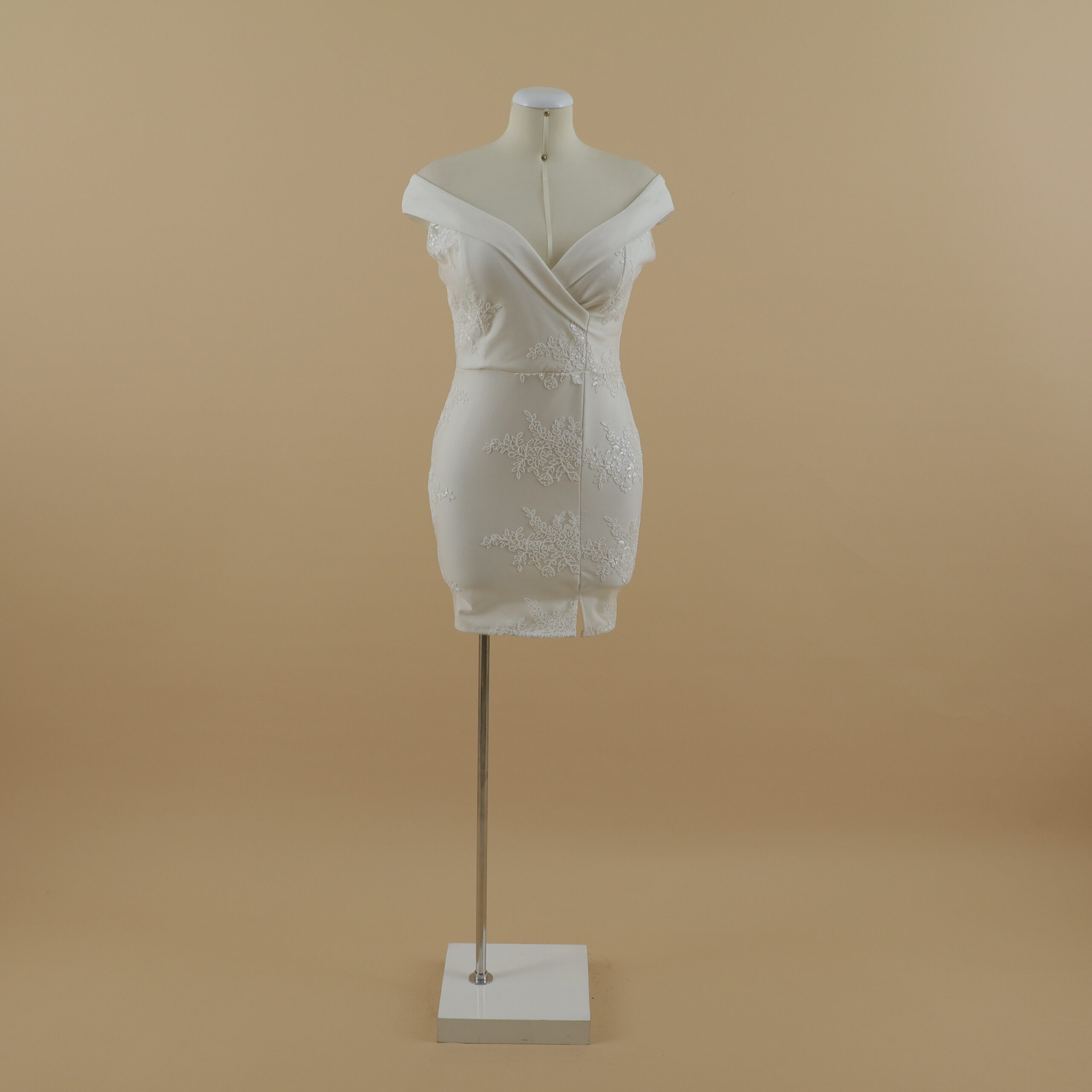 vestido tela scuba licrado con encajes corte entubado color blanco - Olenka