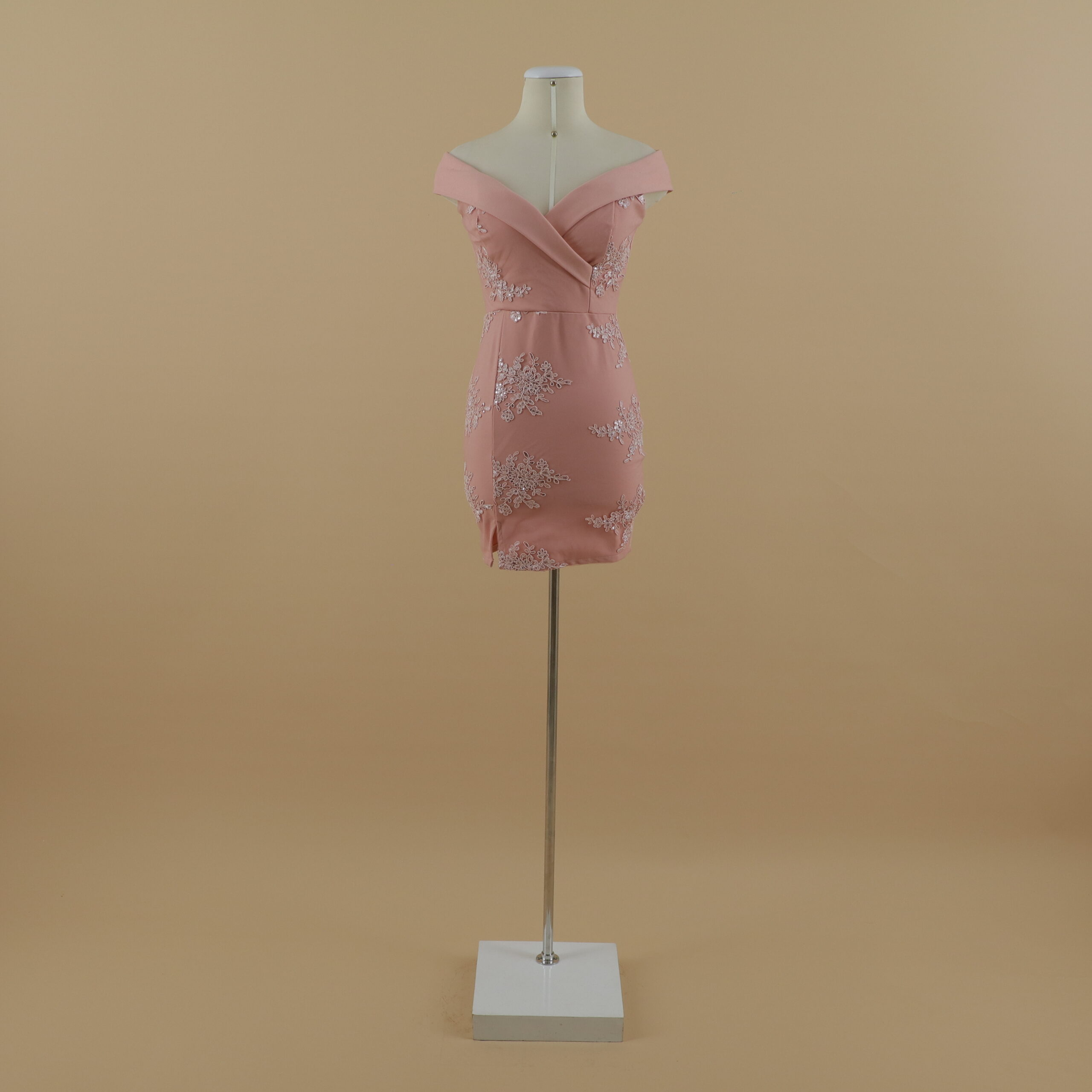 vestido tela scuba licrado con encajes corte entubado color melon - Olenka