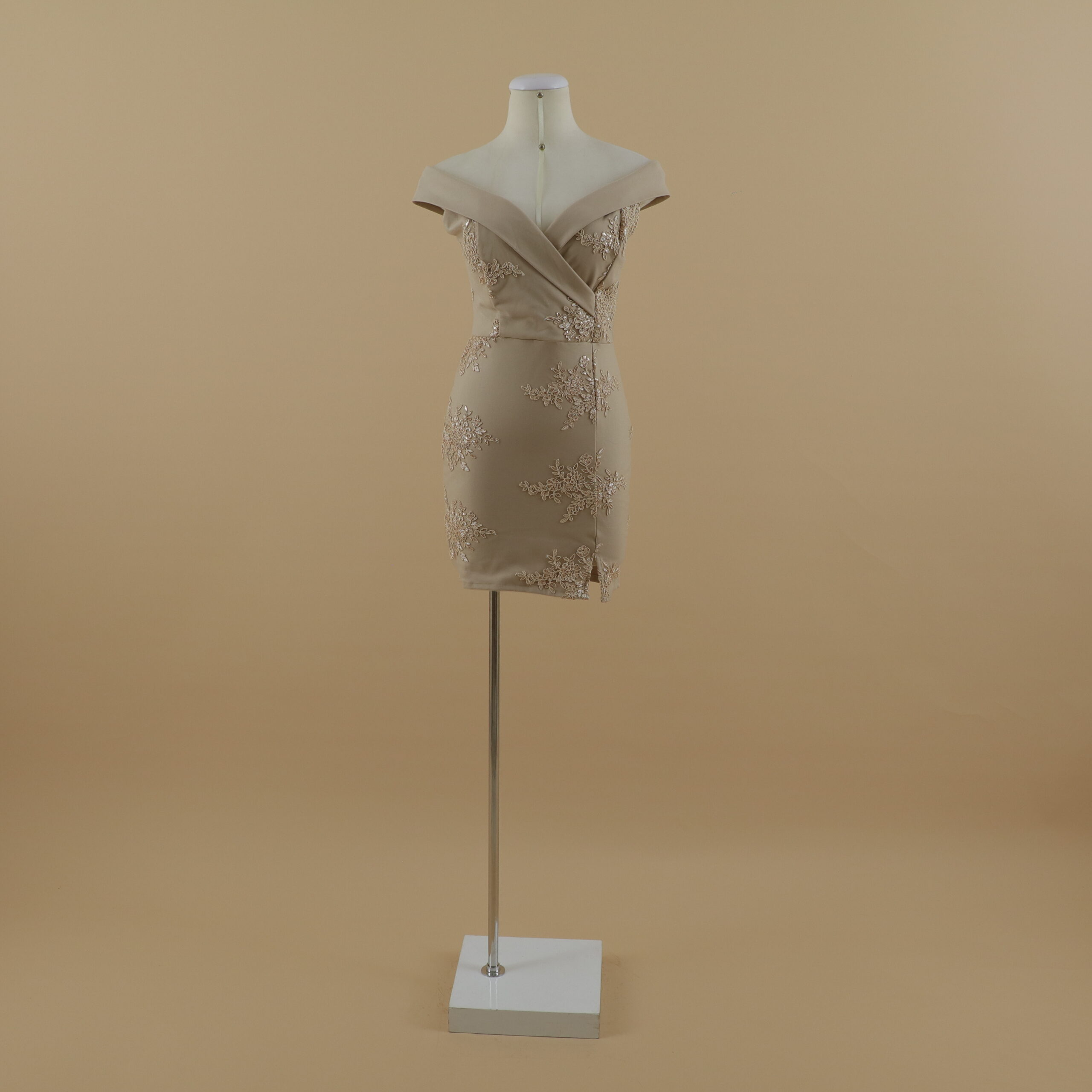 vestido tela scuba licrado con encajes corte entubado color nude - Olenka