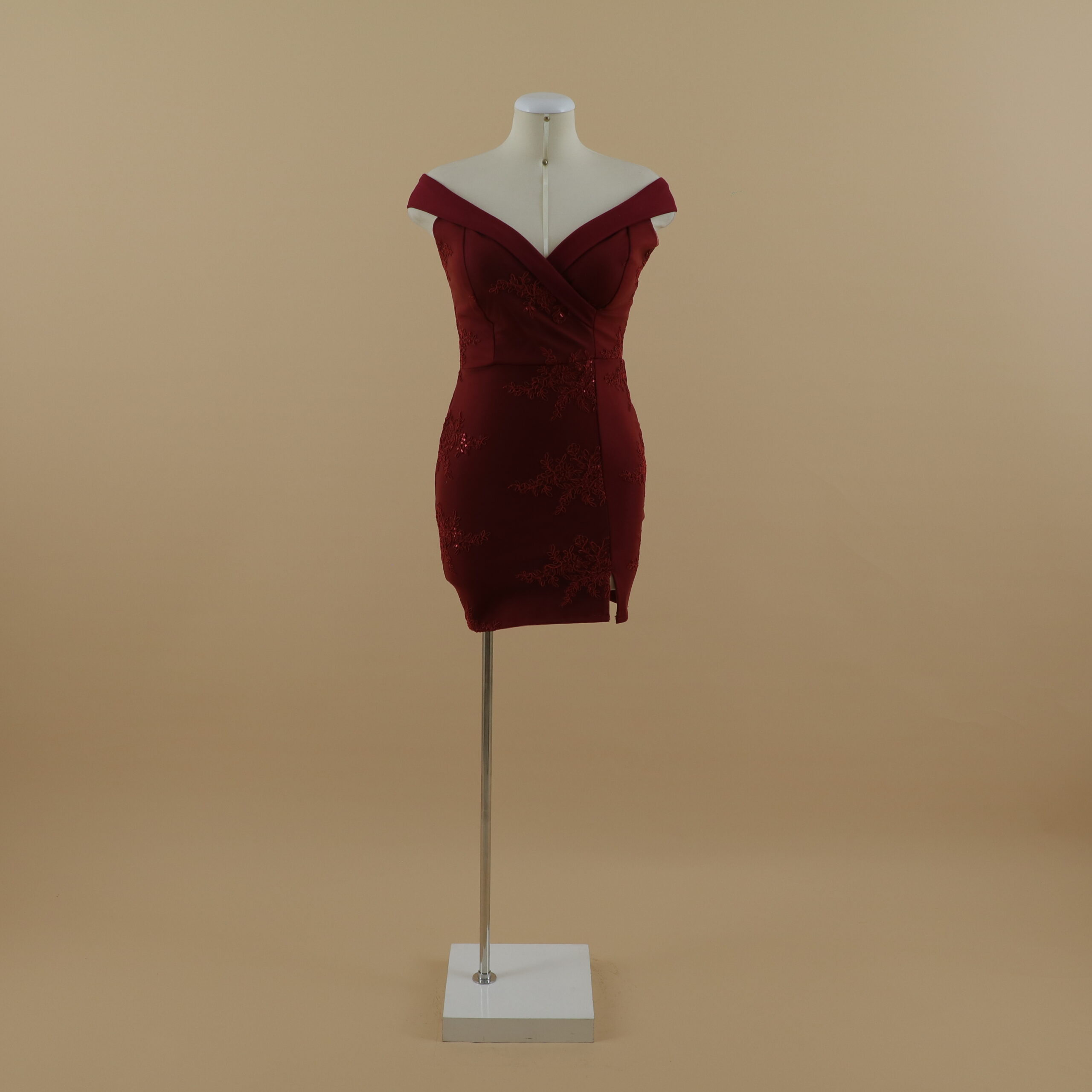 vestido tela scuba licrado con encajes corte entubado color vino - Olenka