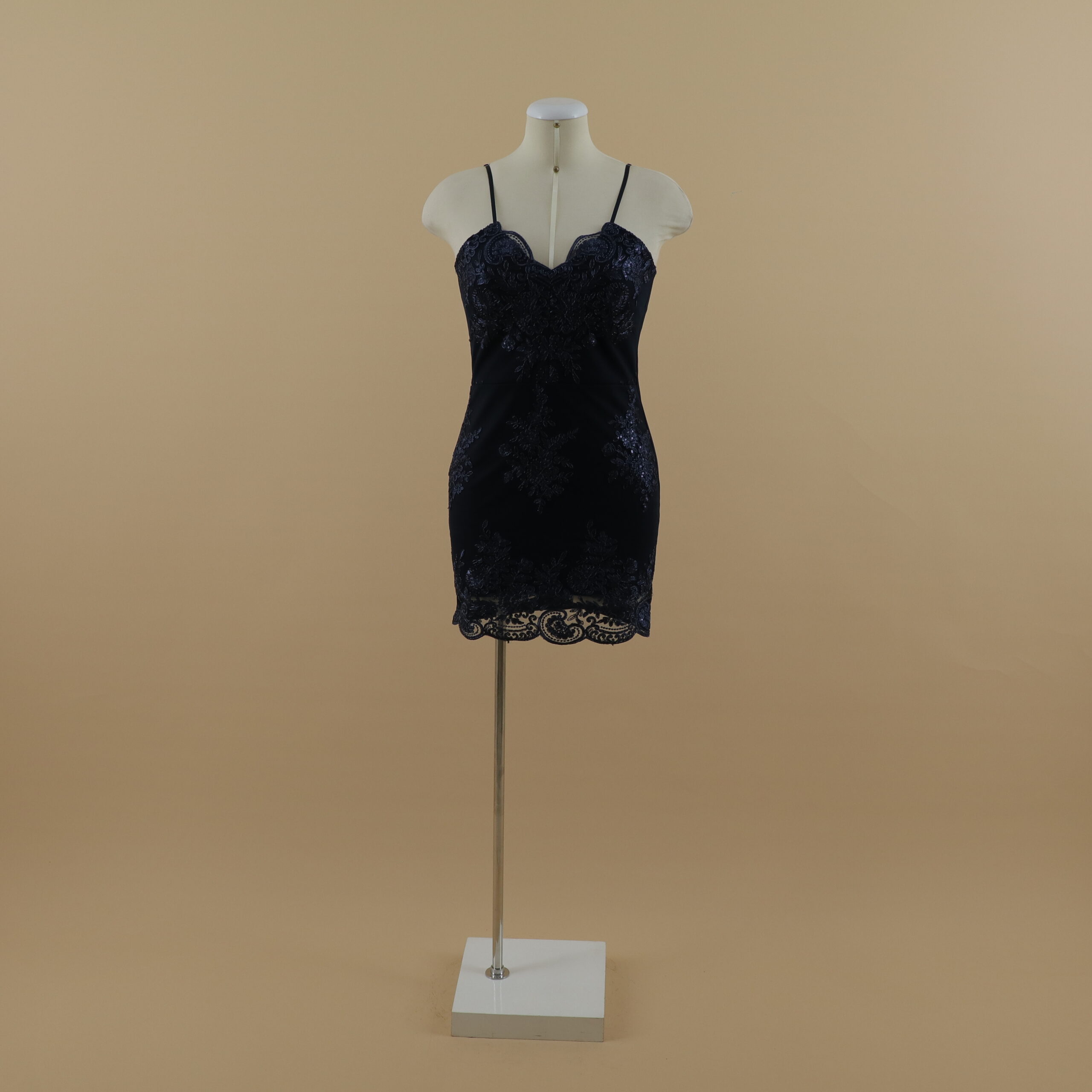 vestido tela scuba licrado con encajes corte recto escote v neck color azul noche - Paloma