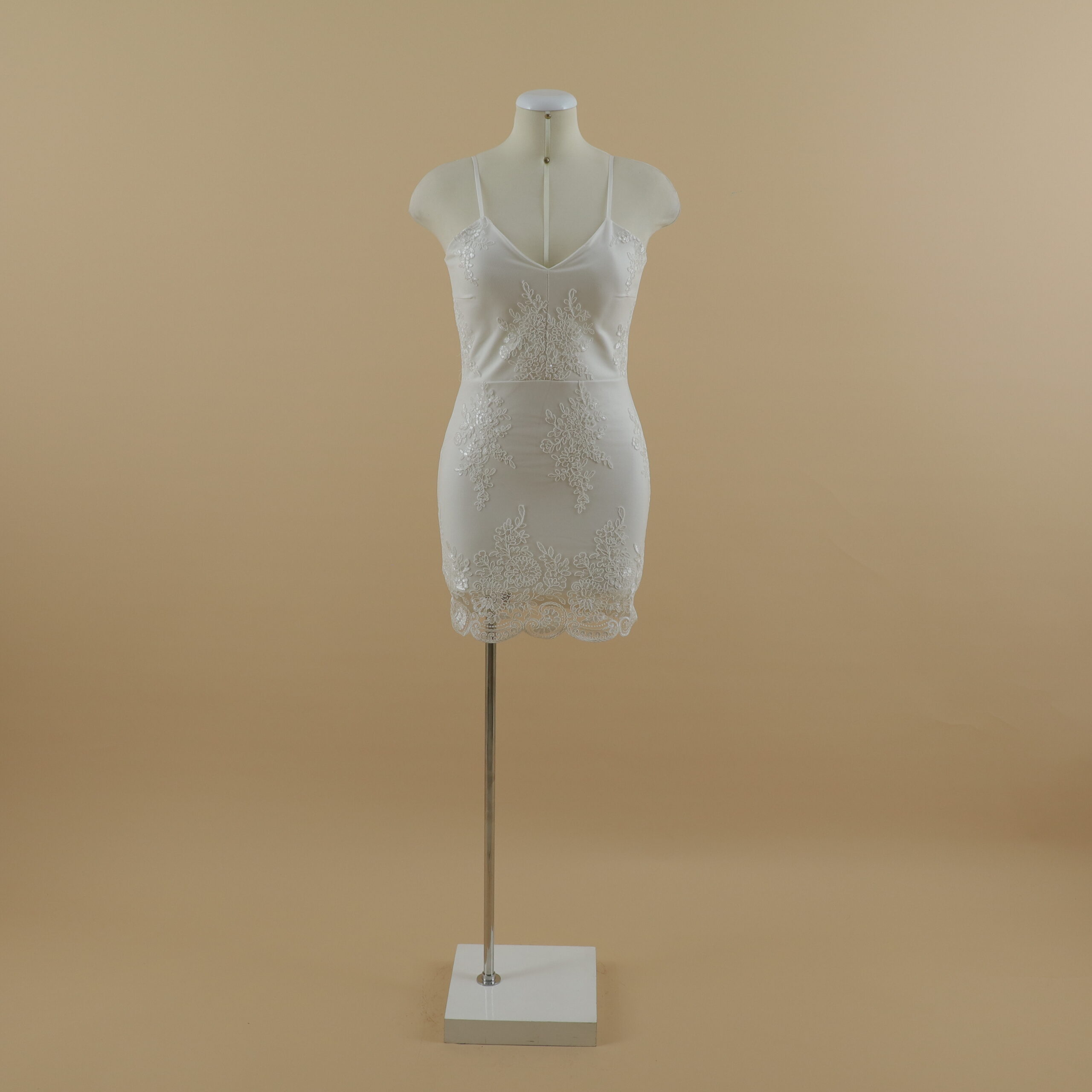 vestido tela scuba licrado con encajes corte recto escote v neck color blanco - Paloma