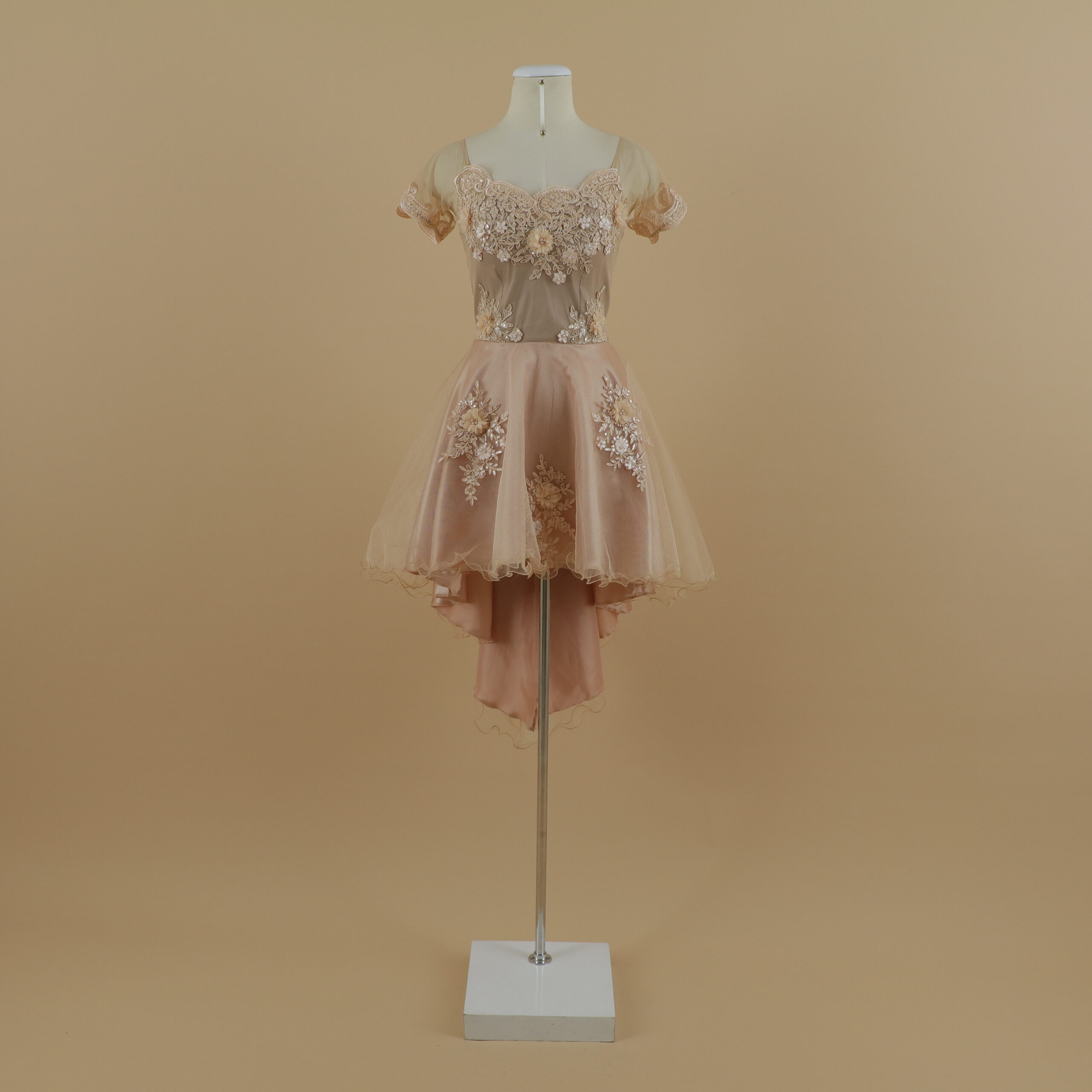 vestido tela tul con encajes escote en u mangas cortas color nude - Amelia vestido tela tul con encajes escote en u mangas cortas color nude - Amelia