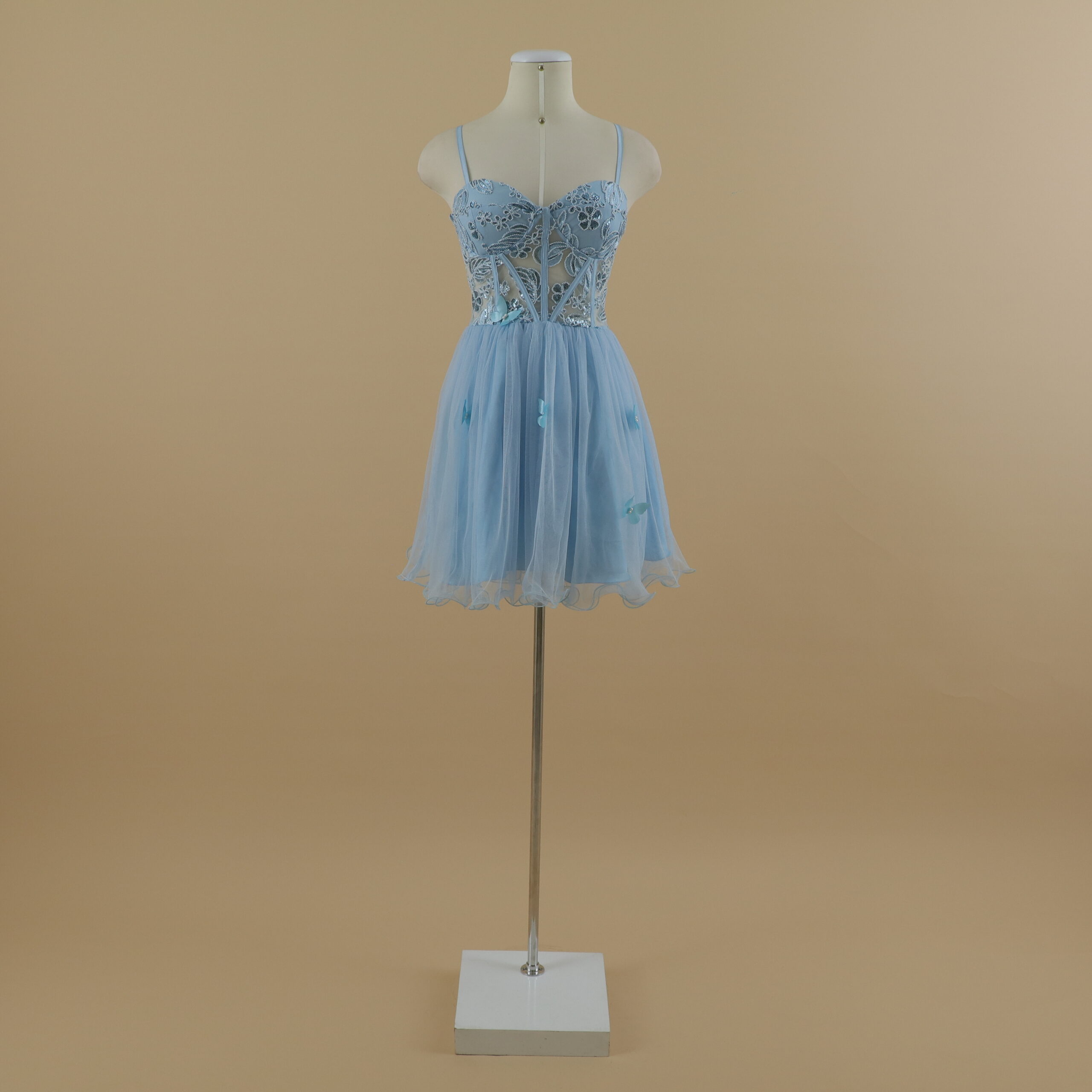 vestido tela tul con encajes escote halter corte campana color celeste - Laila