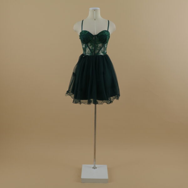 vestido tela tul con encajes escote halter corte campana color verde botella - Laila