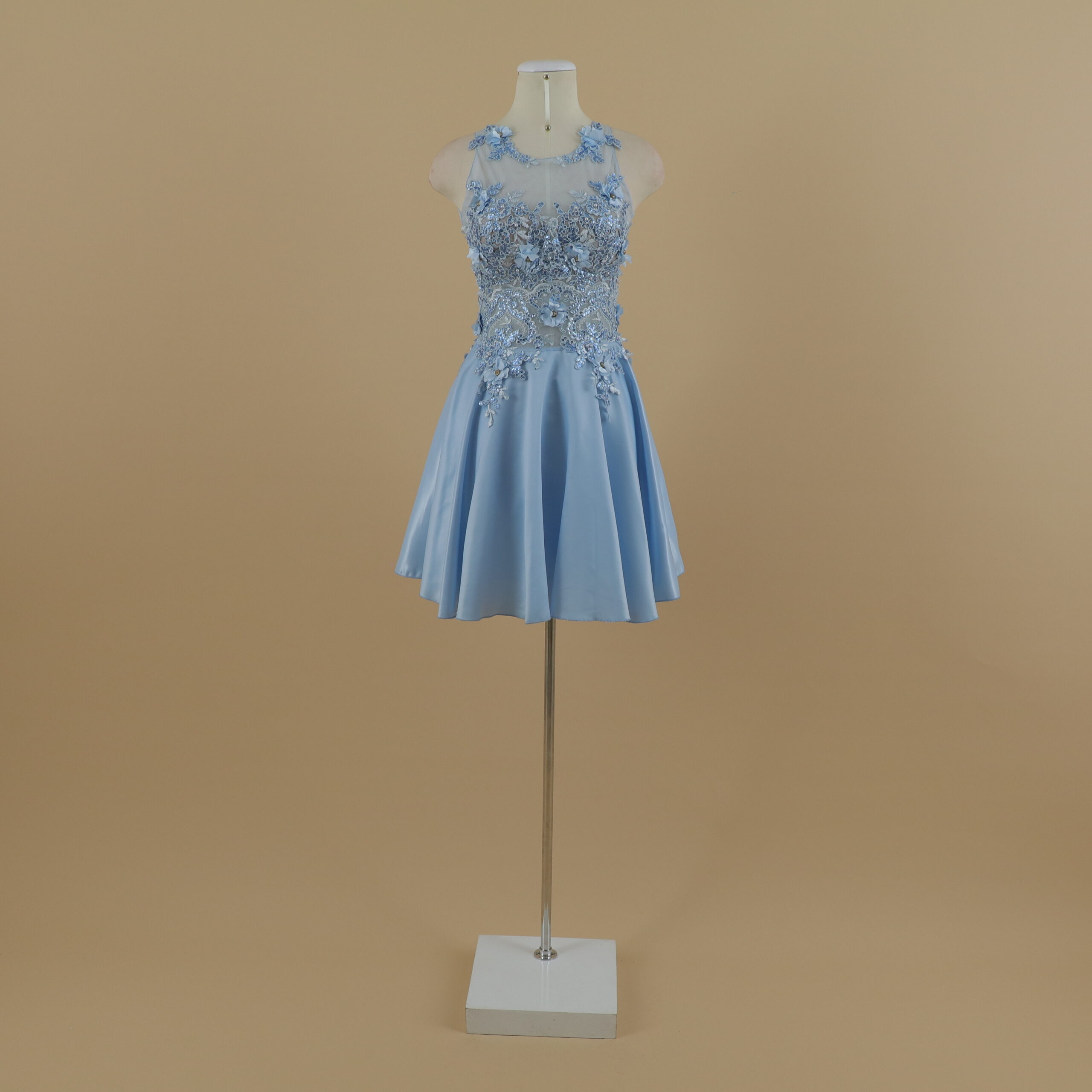 vestido tela tul encaje 3d y tela podesua escote redondo caída corte tablones color celeste - Ofelia