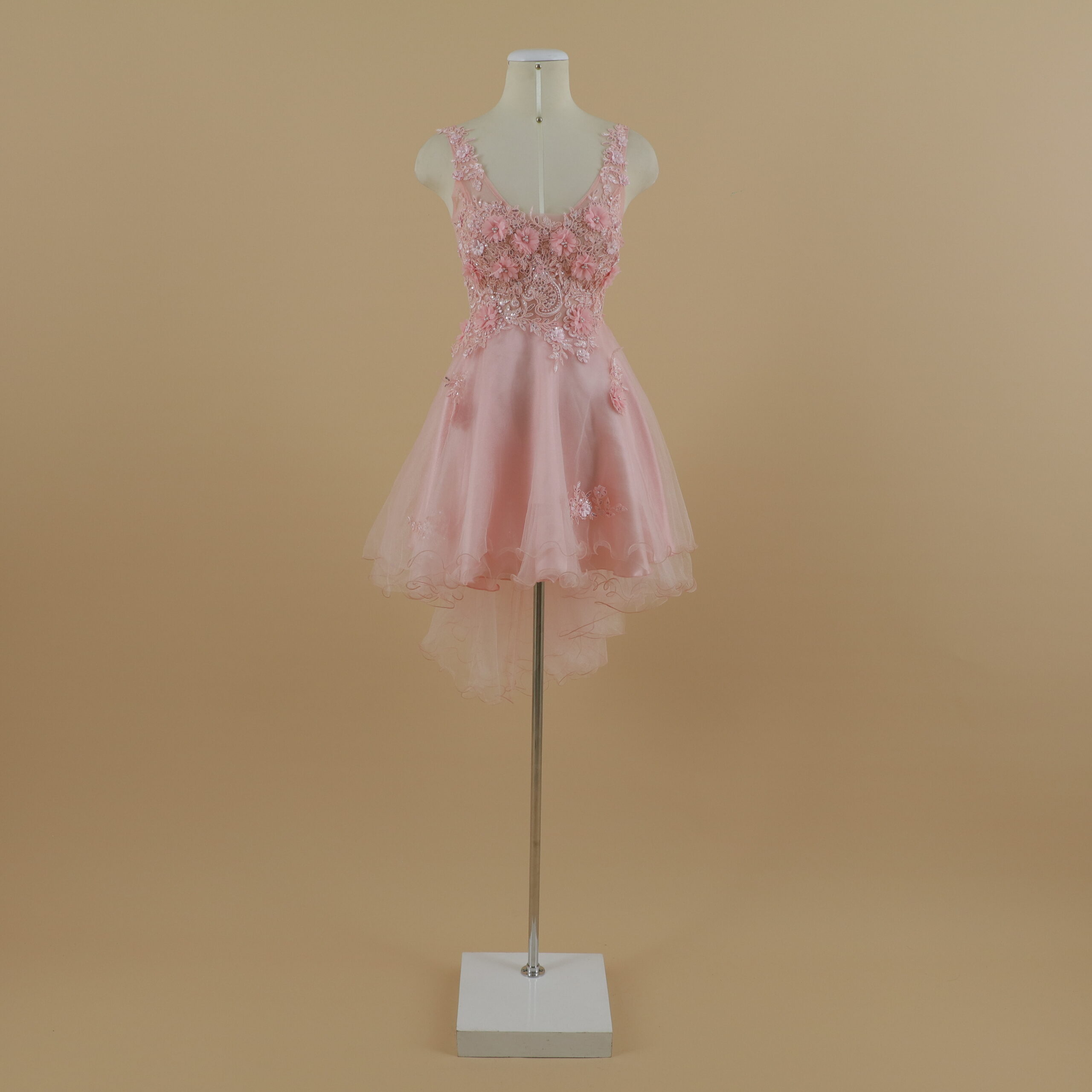 vestido tela tul encajes 3d saten escote en u caida cola de pato con 3 pliegues color rosa nude - Victoria