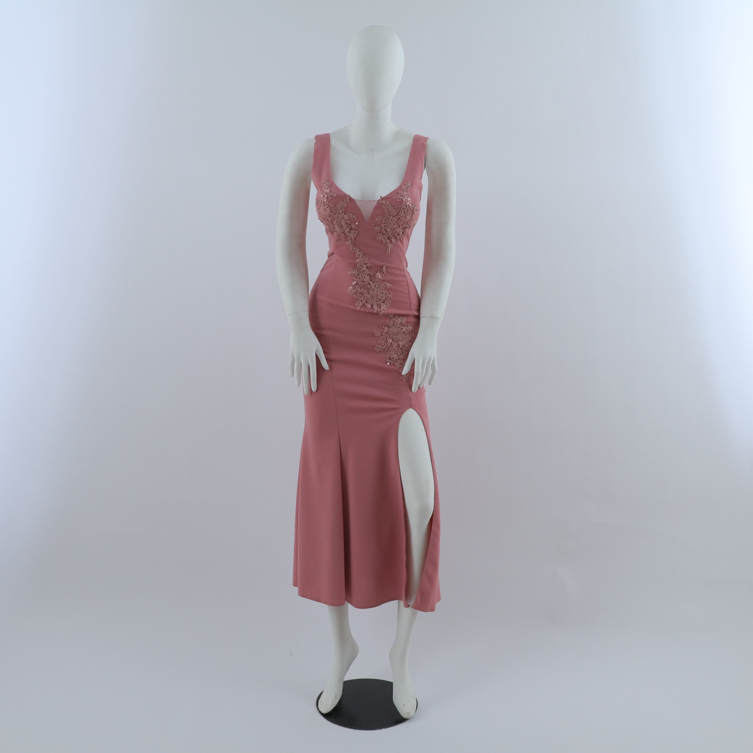 vestido tela scuba con encajes en 3d caida corte sirena color palo rosa - Aldana vestido tela scuba con encajes en 3d caida corte sirena color palo rosa - Aldana