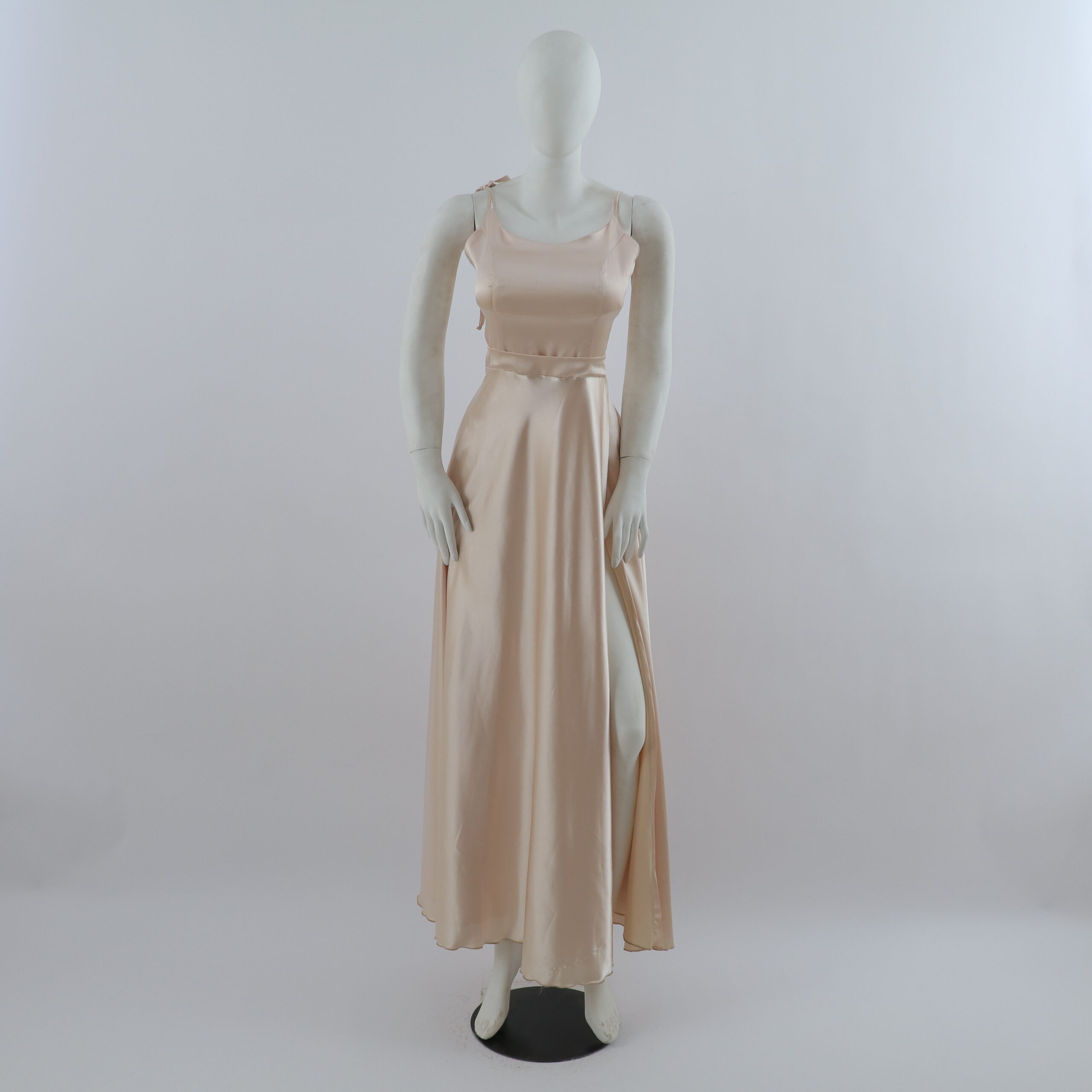 vestido tela seda rígida tiras moldeables color nude - Atira vestido tela seda rígida tiras moldeables color nude - Atira