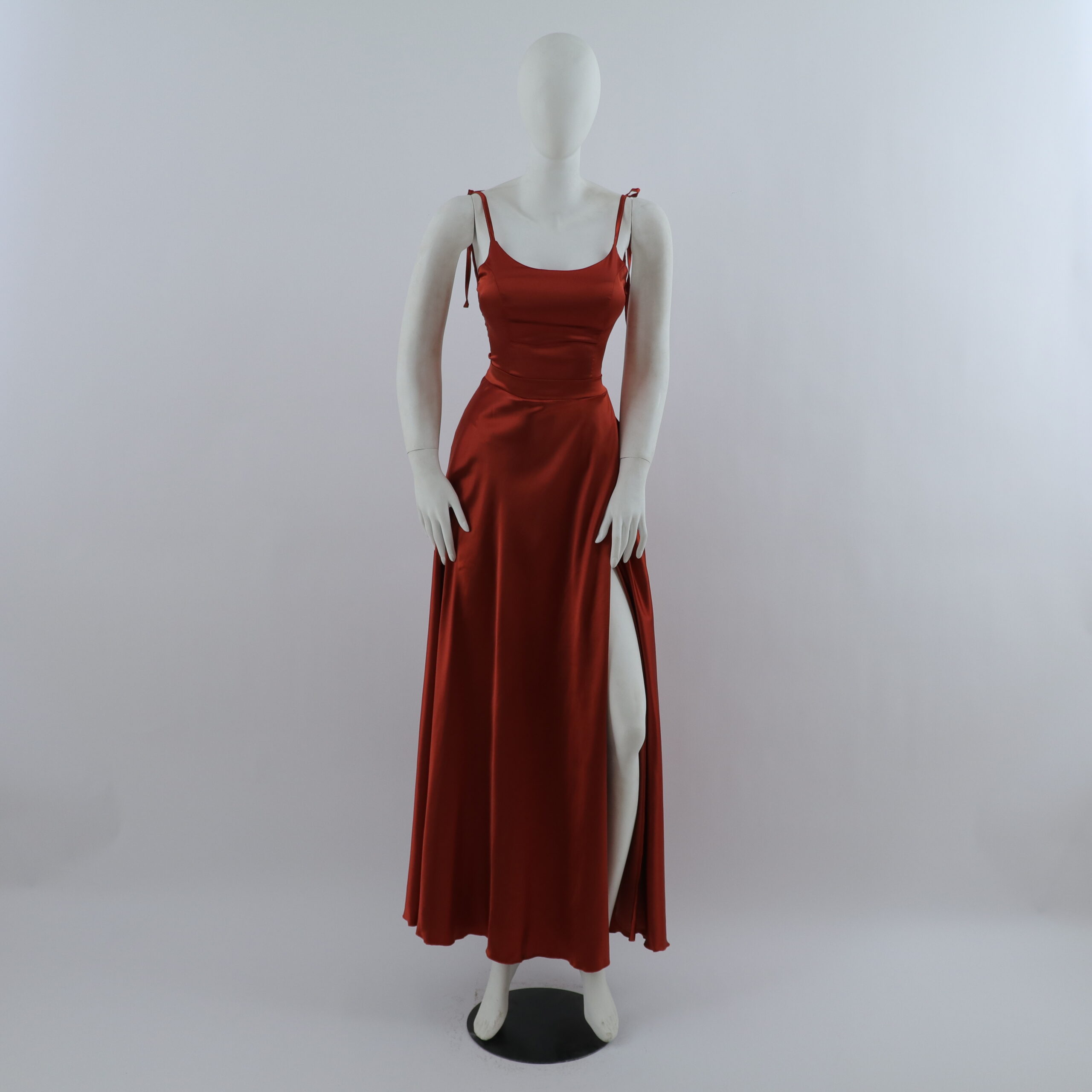 vestido tela seda rígida tiras moldeables color terracota - Atira vestido tela seda rígida tiras moldeables color terracota - Atira