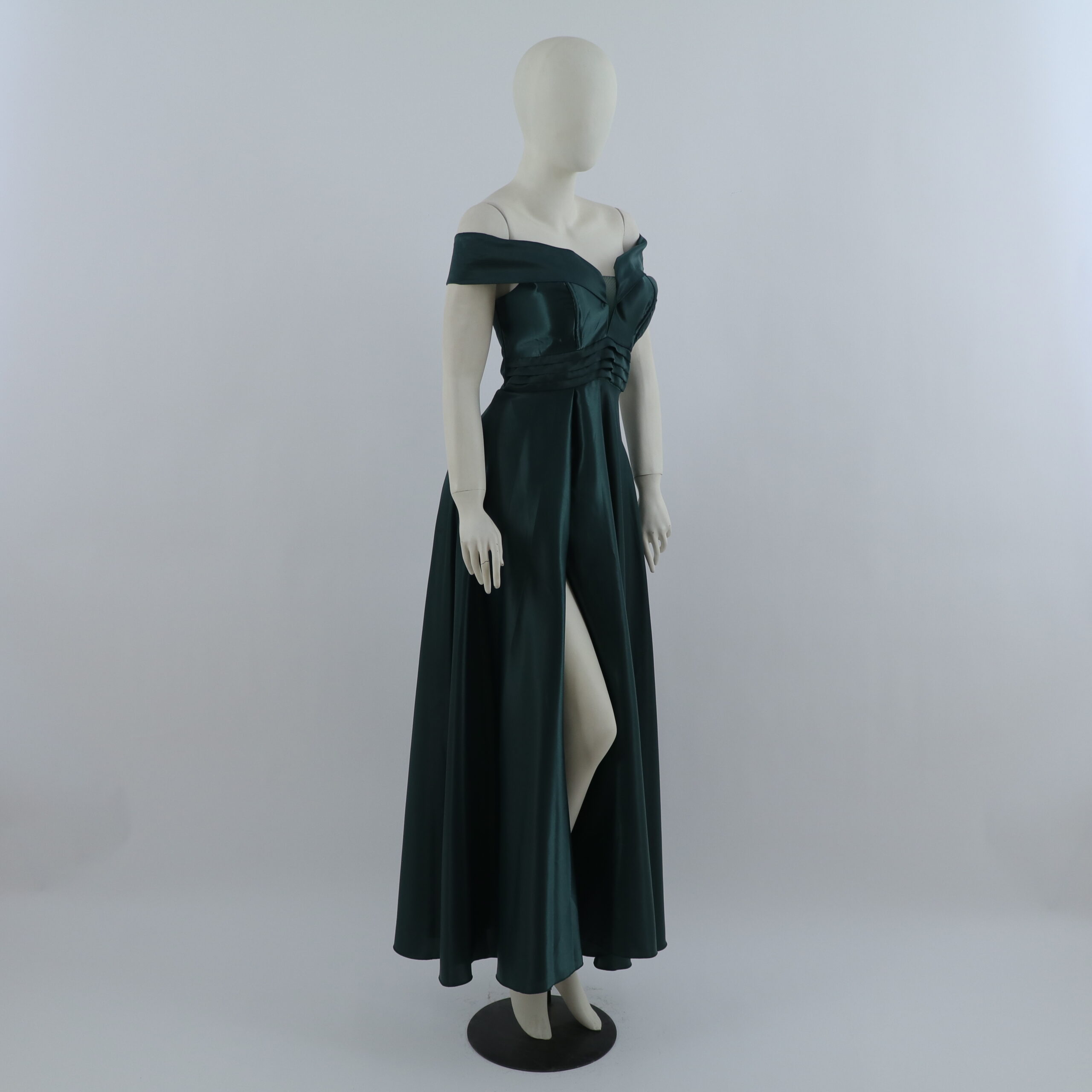 vestido tela versace escote v mangas caídas abertura desde la cintura color verde botella - Cameron vestido tela versace escote v mangas caídas abertura desde la cintura color verde botella