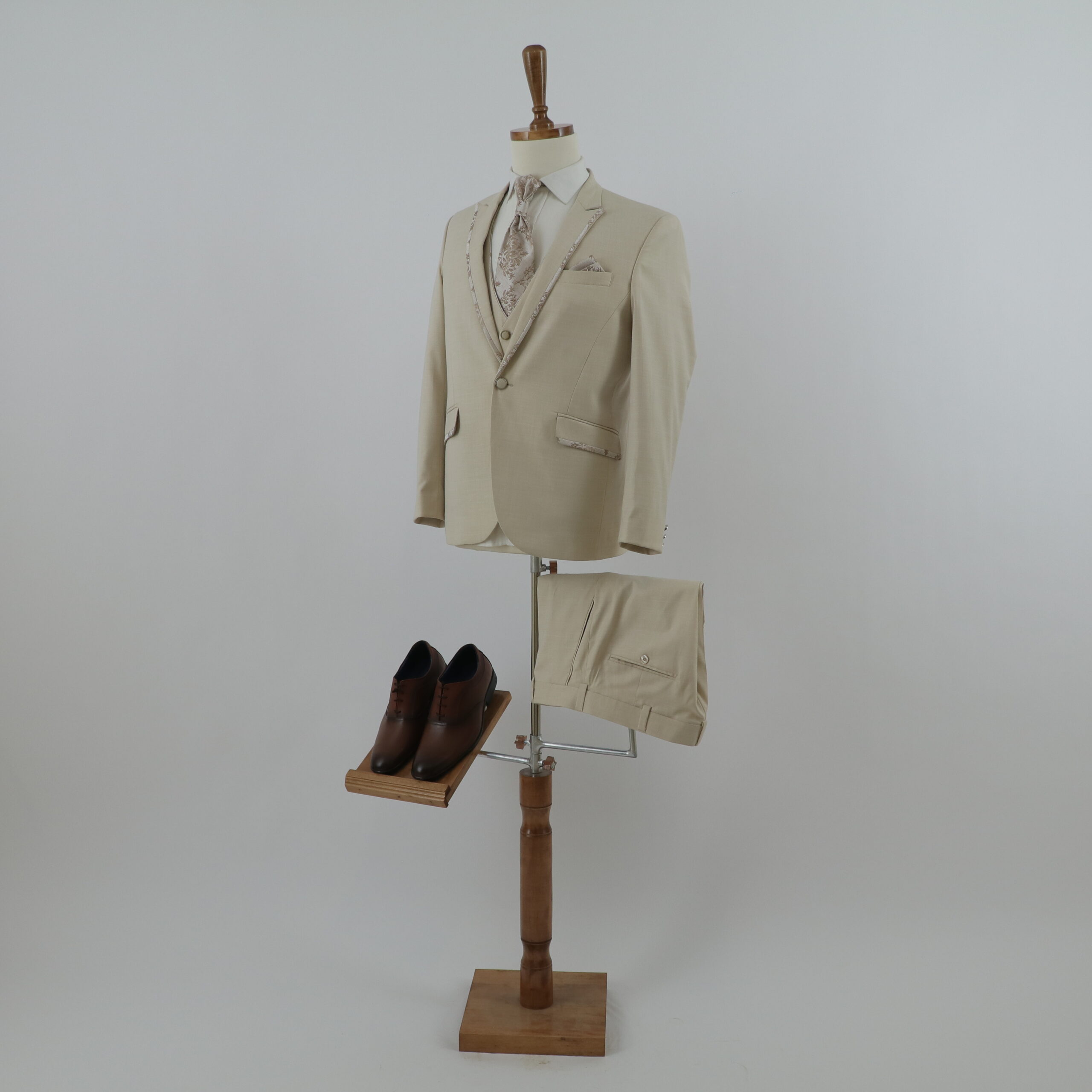 Terno beige caballeros tela lino pantalon clásico semi pitillo - Sandro Terno beige caballeros tela lino pantalon clásico semi pitillo - Sandro