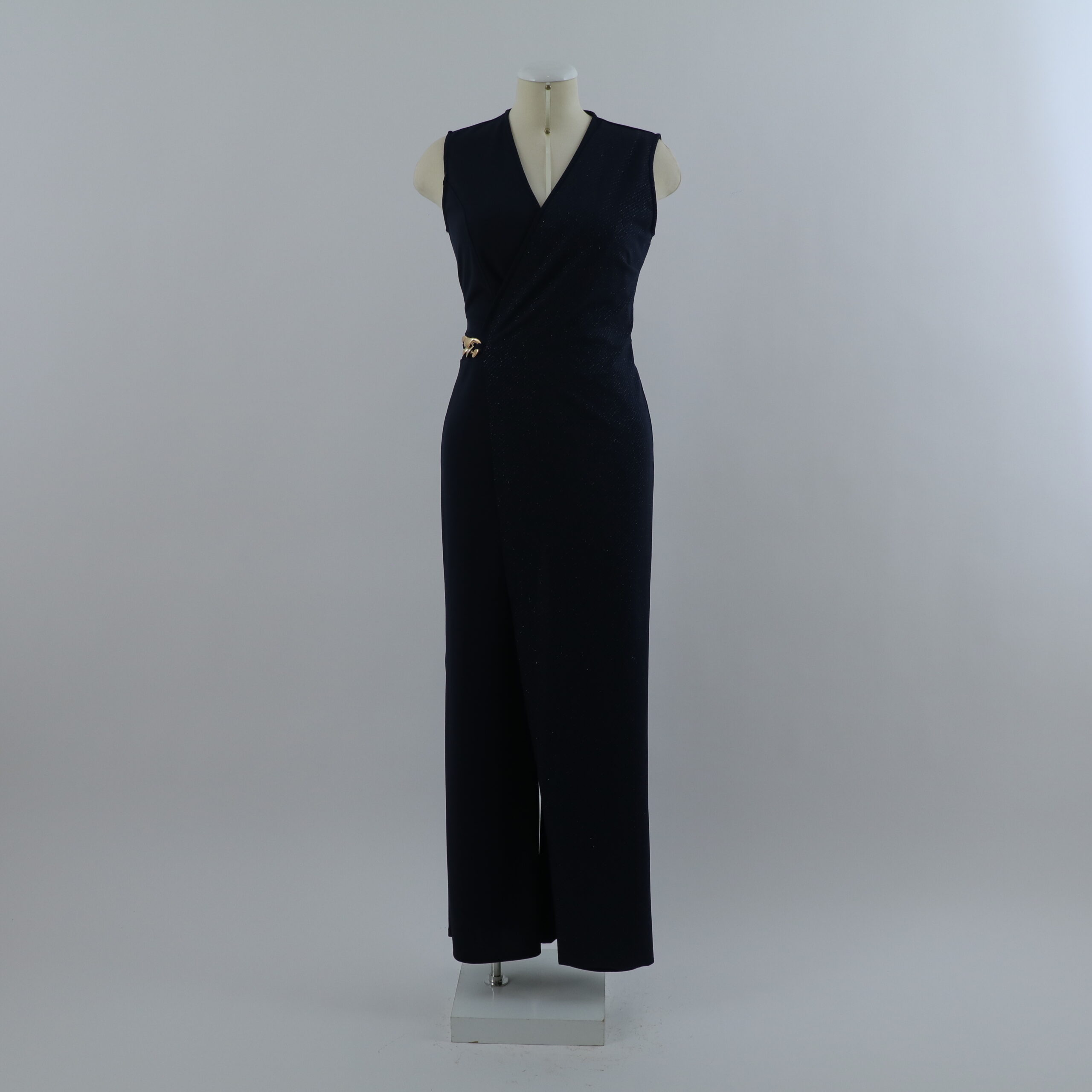 vestido tela scuba con cadena que sostiene la tela brillante color azul noche - Priscilla