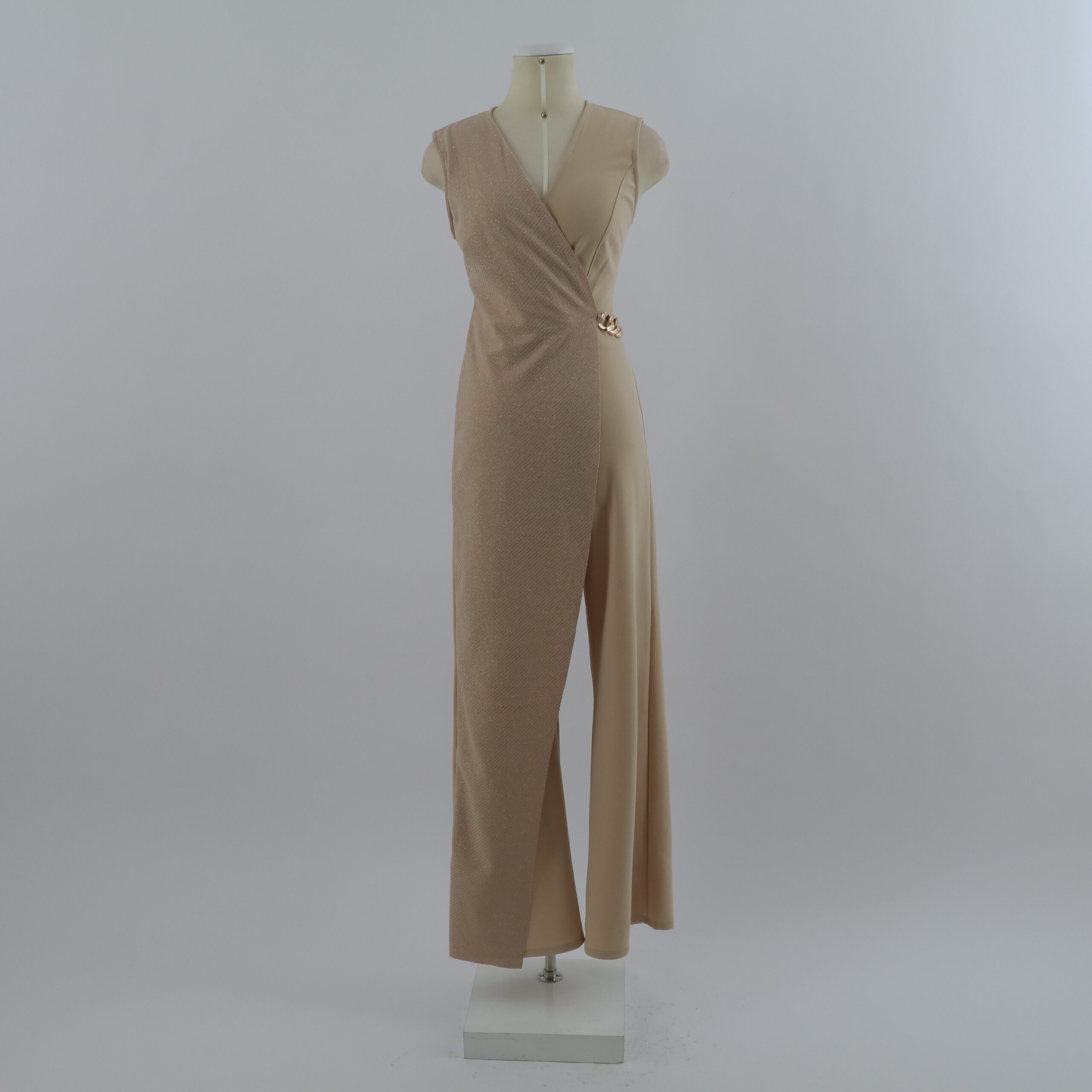 vestido tela scuba con cadena que sostiene la tela brillante color nude - Priscilla