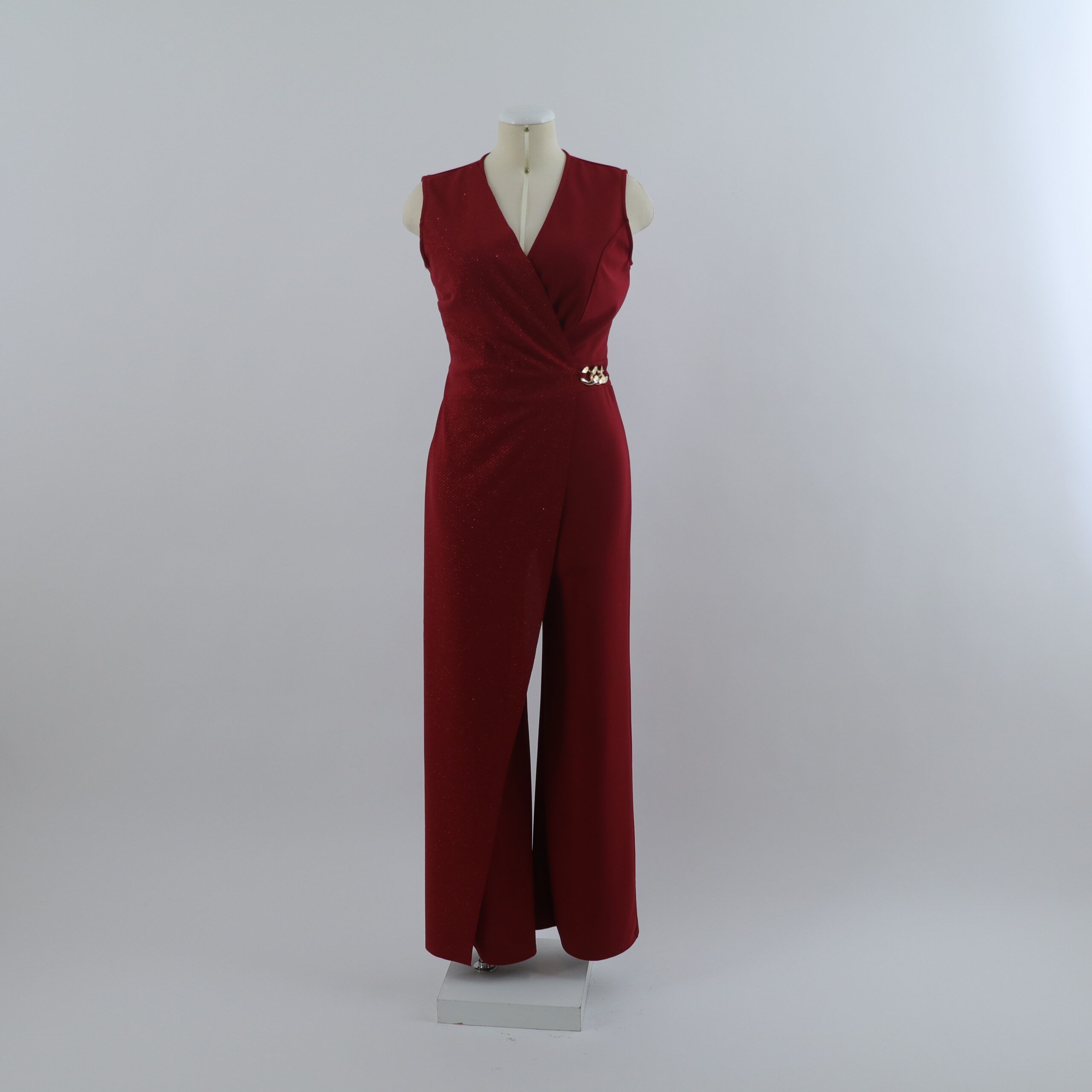 vestido tela scuba con cadena que sostiene la tela brillante color vino - Priscilla