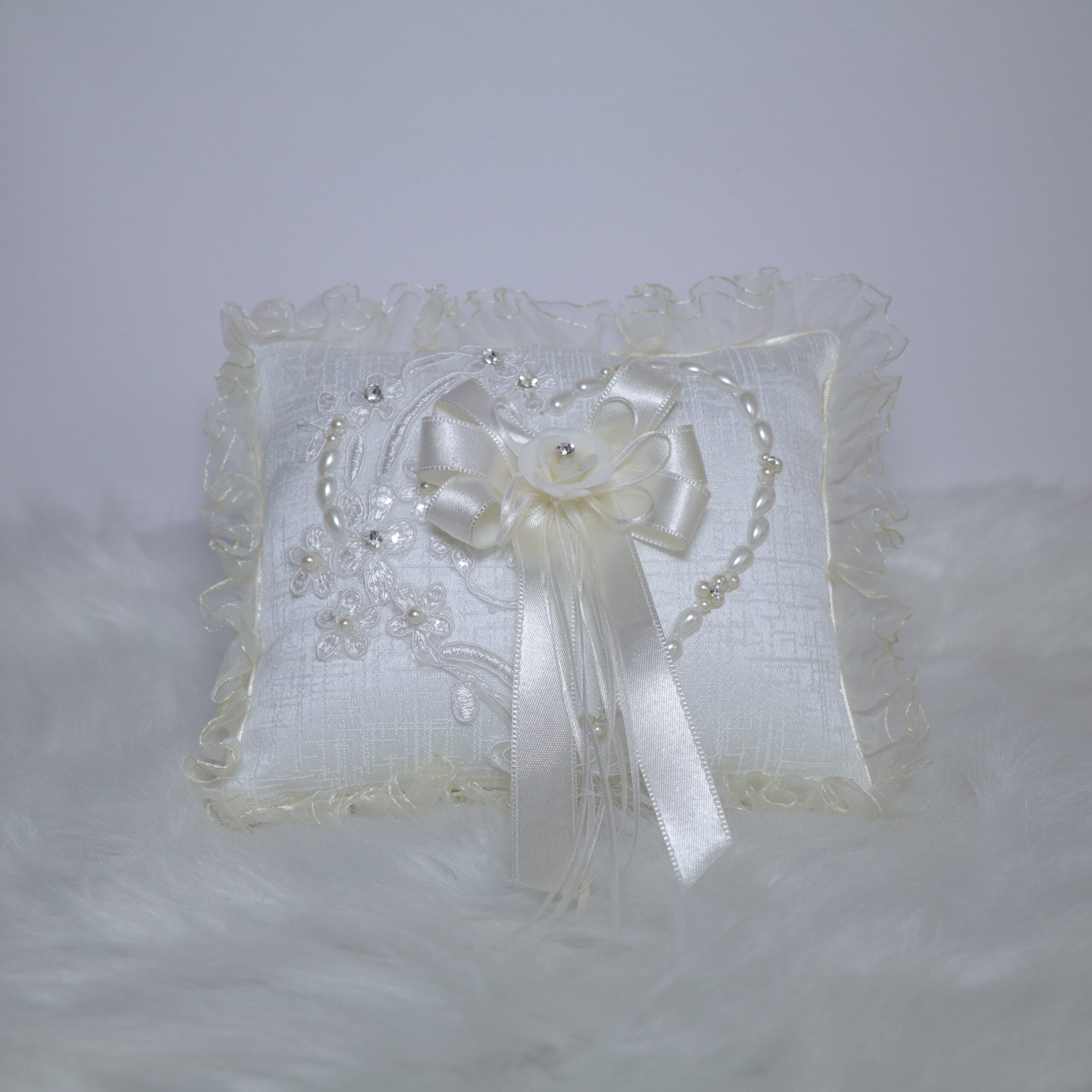 porta aros almohadas con blondas y cristalería X25B1