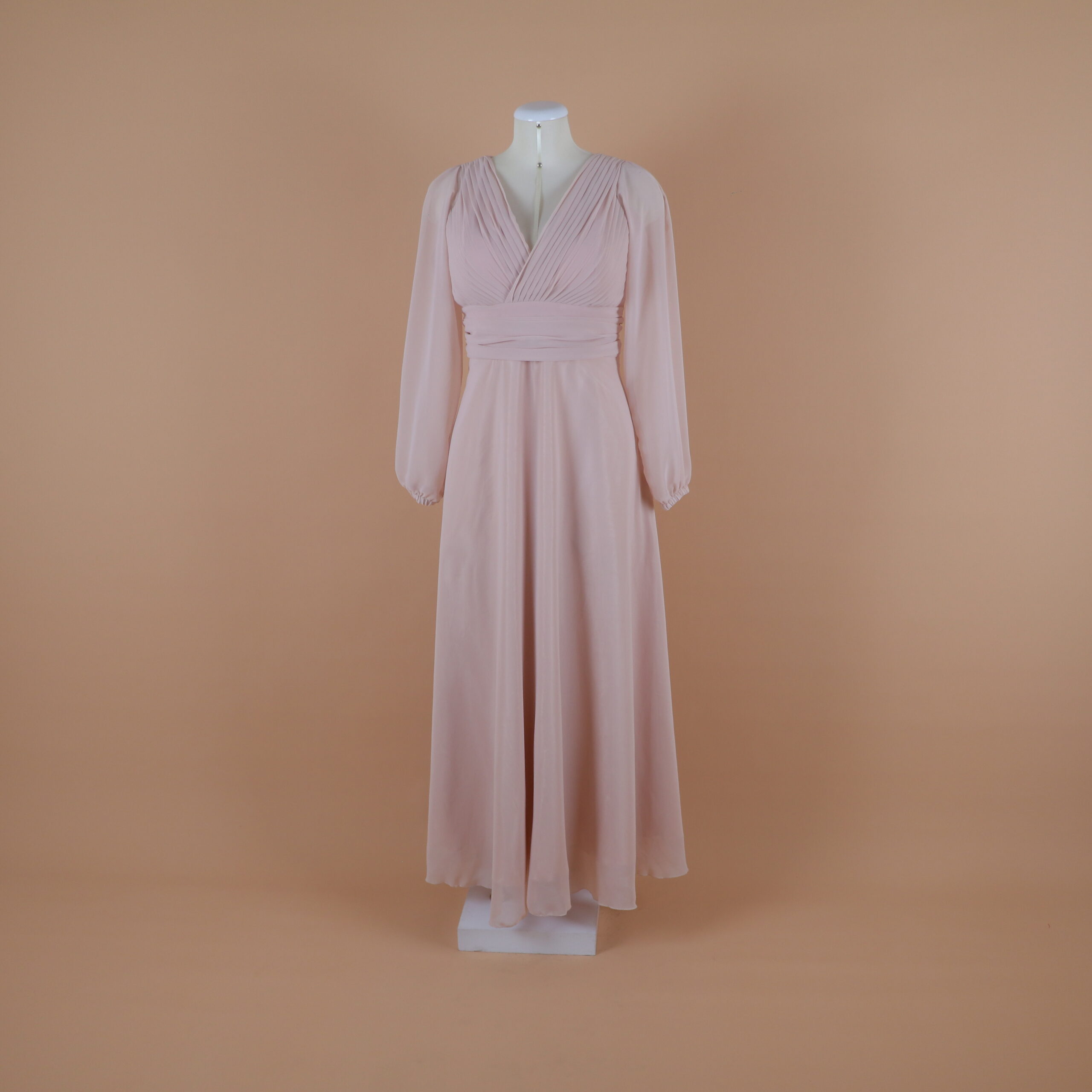 Vestido en tela gasa escote v drapeado mangas largas color rosa nude - Belinda