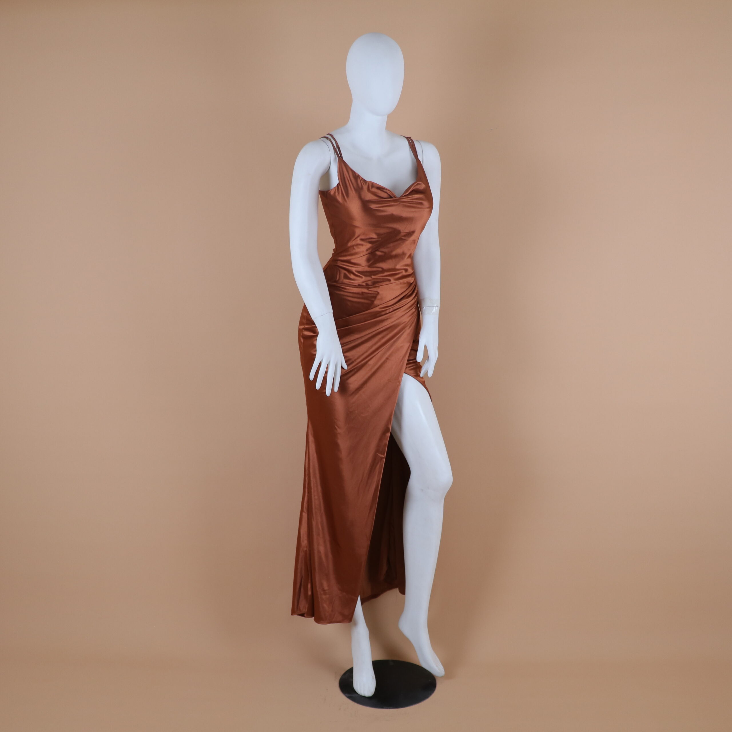 vestido corte sirena escote en v cintura drapeada color terracota - Adela vestido corte sirena escote en v cintura drapeada color terracota - Adela