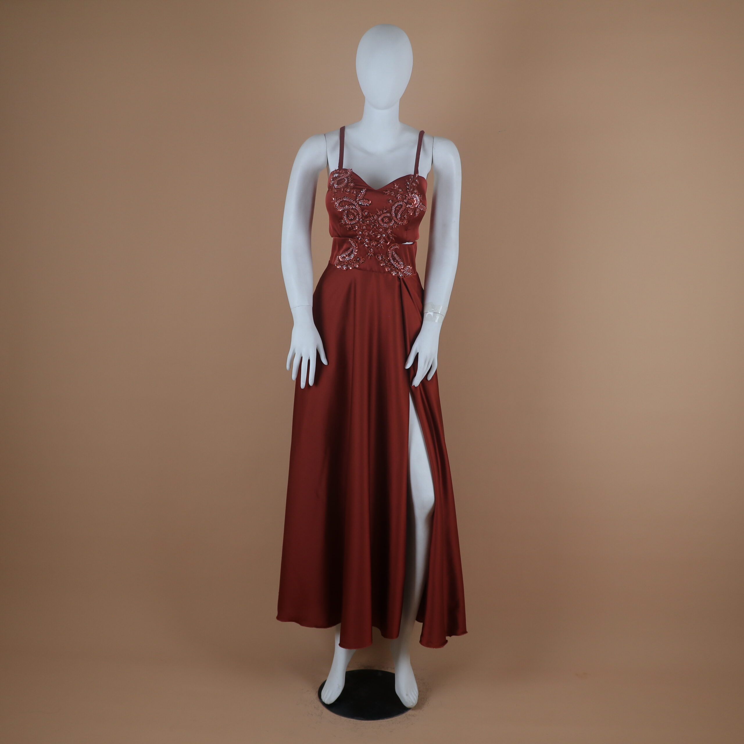 vestido tela bucare escote corazon abertura desde el muslo color terracota - Brunela