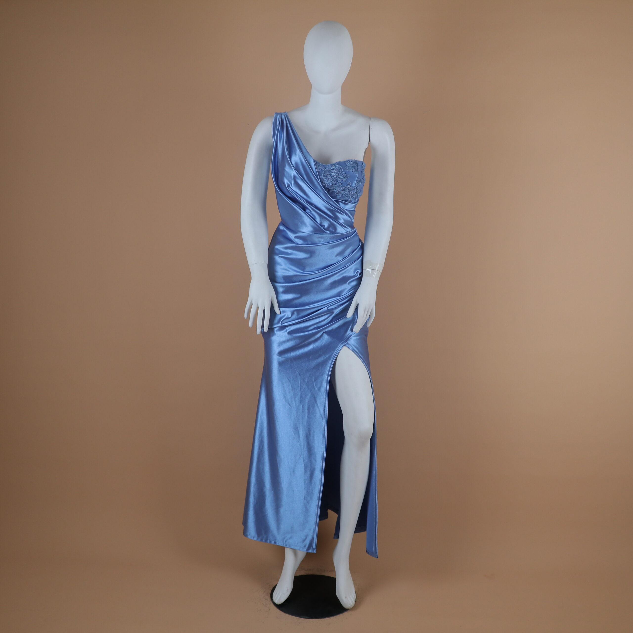 vestido tela saten manga de un lado cintura drapeada color azul acero - Bretania