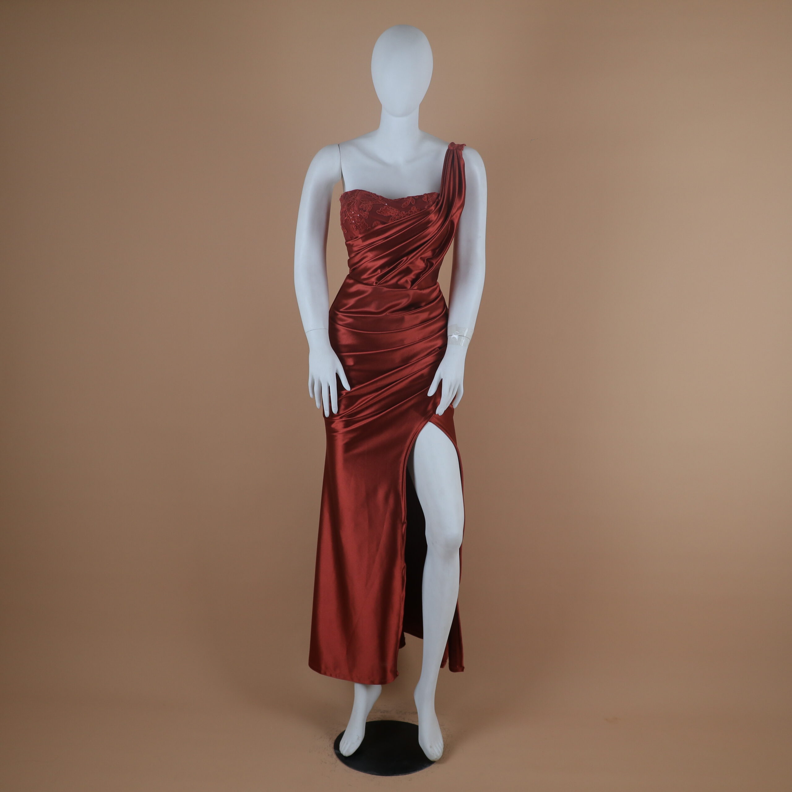 vestido tela saten manga de un lado cintura drapeada color terracota - Bretania