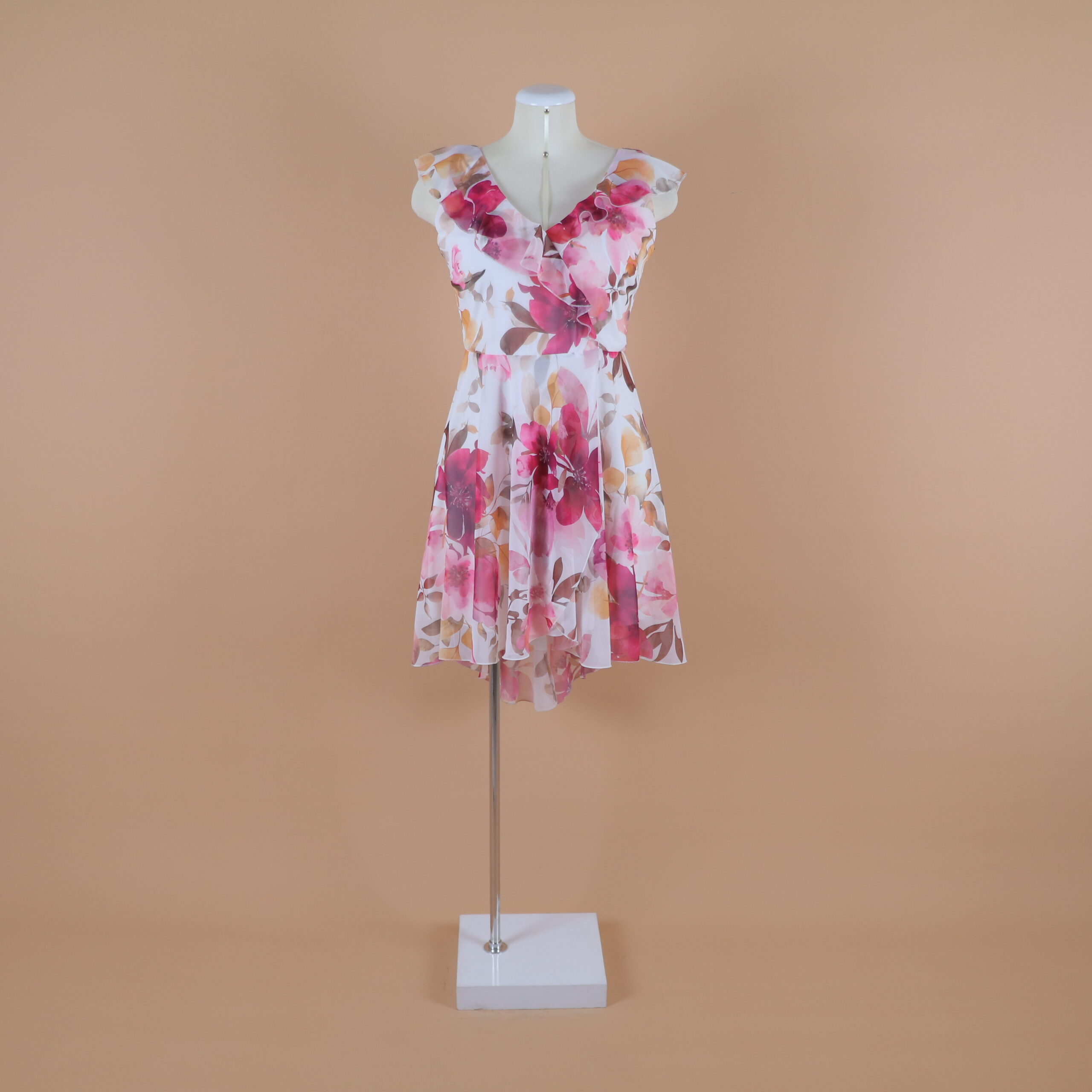 vestido corto floreado mangas kimono color ivory fucsia - Melita