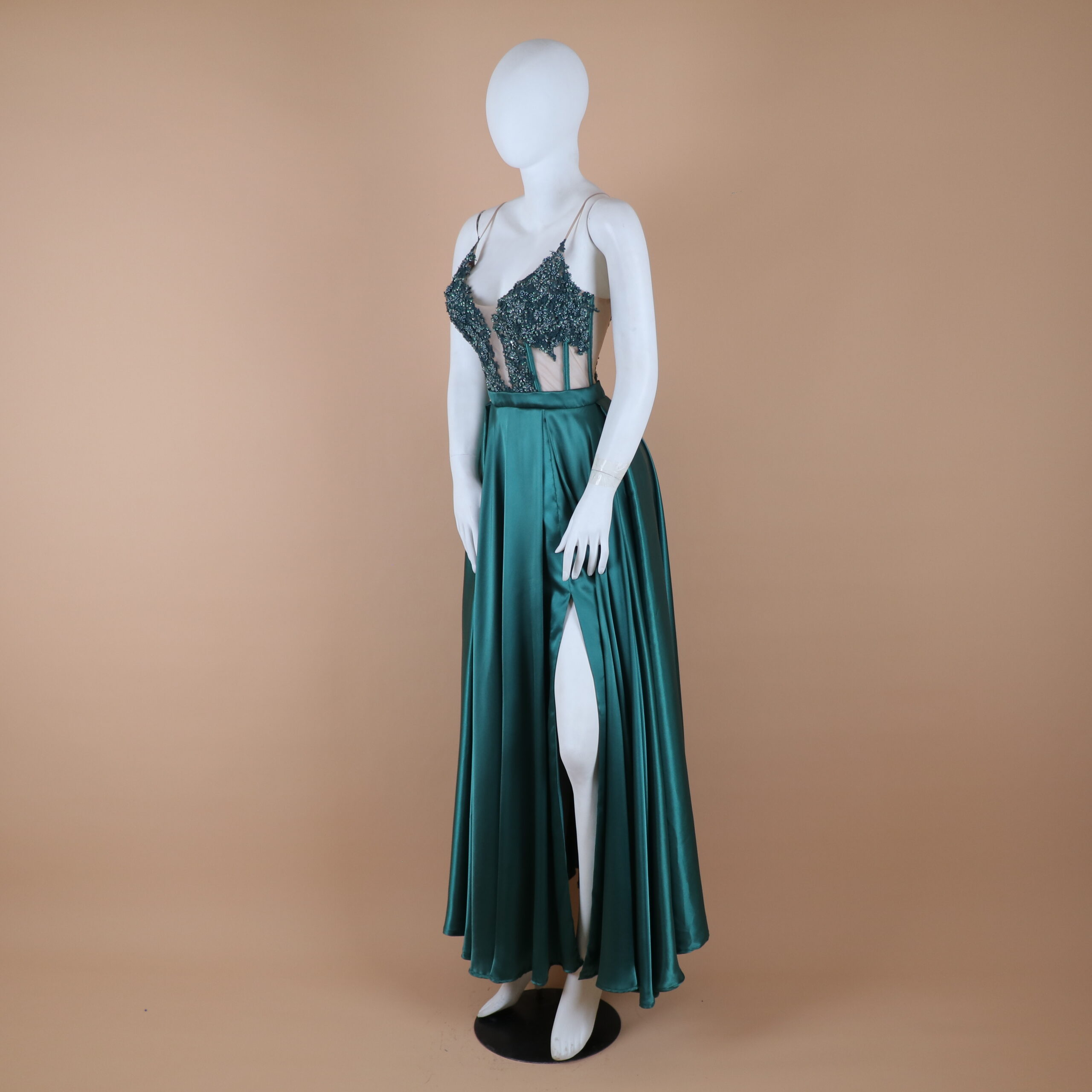 vestido tela seda rígida con abertura desde el muslo color verde botella - Gisela vestido tela seda rígida con abertura desde el muslo color verde botella - Gisela
