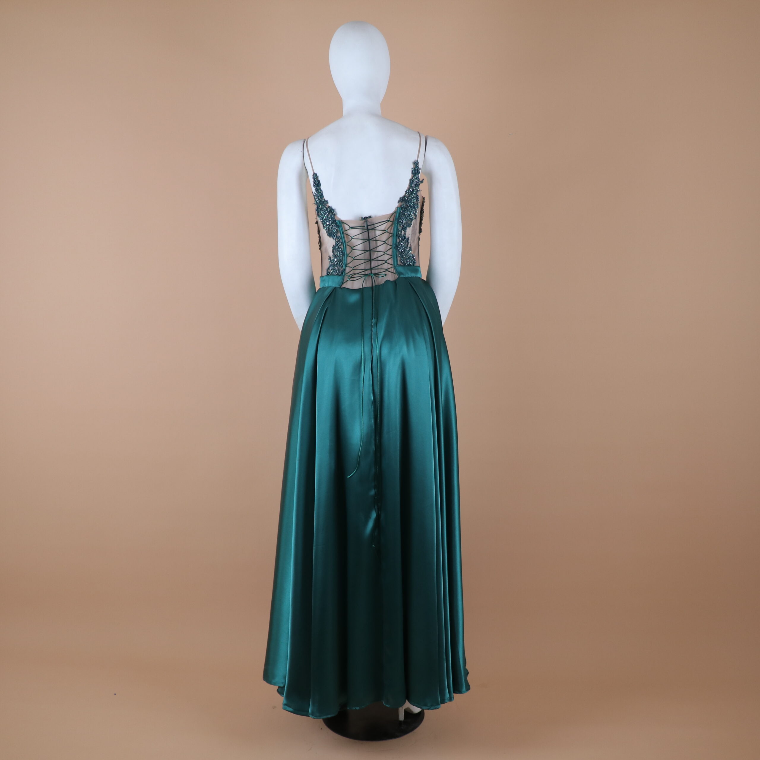 vestido tela seda rígida con cierre y corset posterior color verde botella - Gisela vestido tela seda rígida con cierre y corset posterior color verde botella - Gisela