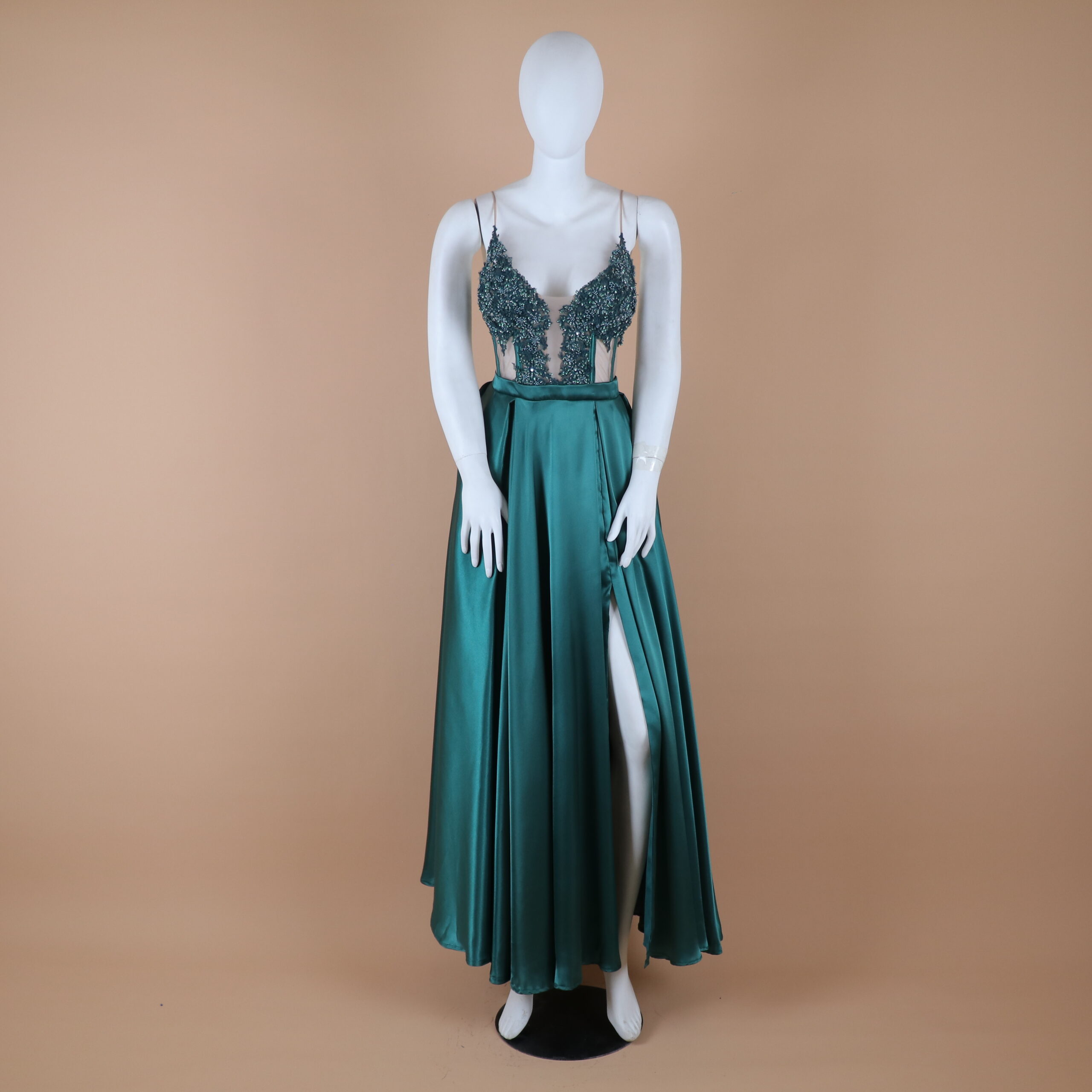 vestido tela seda rígida con pedreria y corte campana color verde botella - Gisela vestido tela seda rígida con pedreria y corte campana color verde botella - Gisela