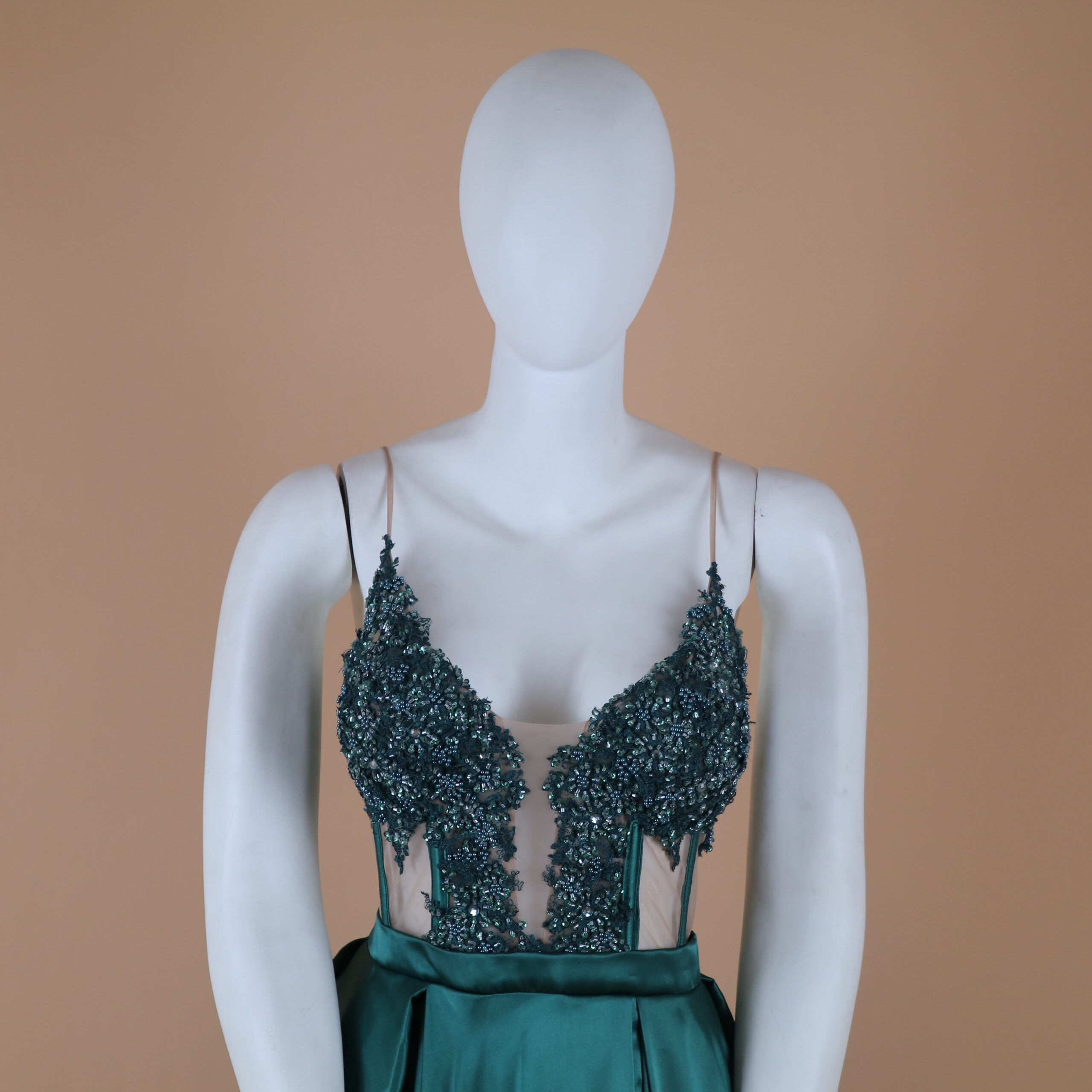 vestido tela seda rígida escote pico color verde botella - Gisela vestido tela seda rígida escote pico color verde botella - Gisela