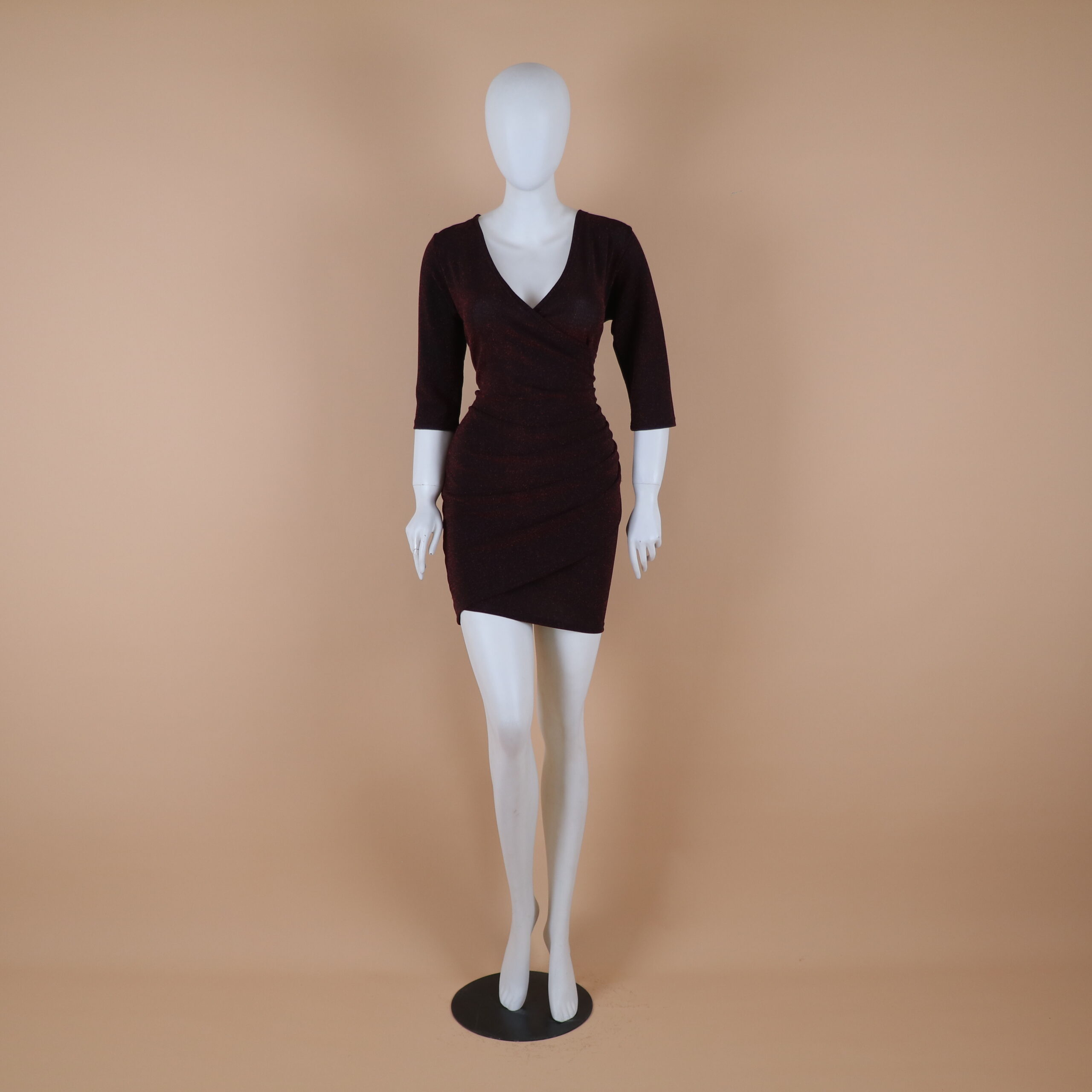 Vestido tela lame escote en v mangas 3-4 color vino - Macarena