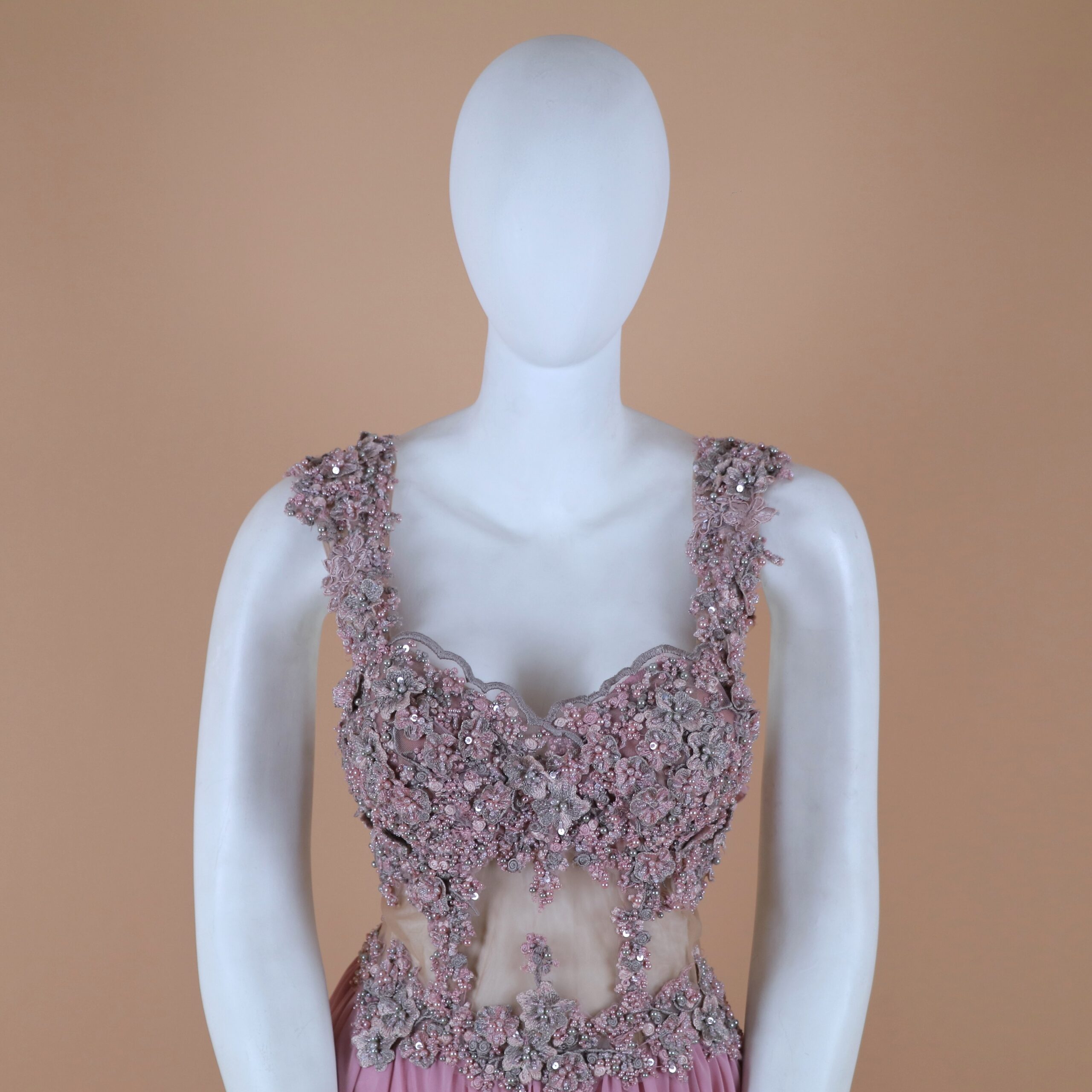 vestido tela forrado power, con bruselas y gasa americana escote en v color palo rosa - Greta vestido tela forrado power, con bruselas y gasa americana escote en v color palo rosa - Greta