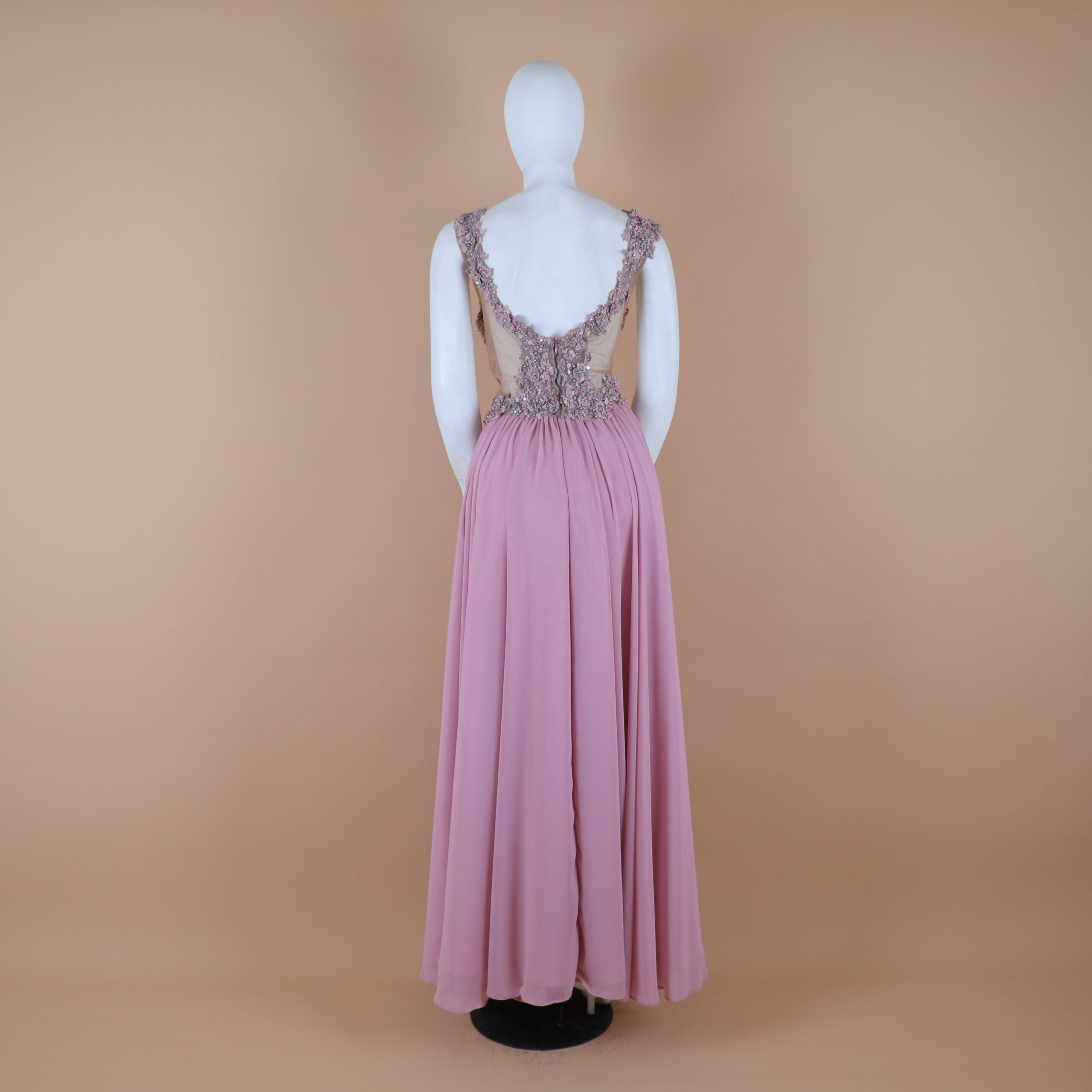 vestido tela forrado power, con bruselas y gasa americana escote en v posterior y cierre color palo rosa - Greta vestido tela forrado power, con bruselas y gasa americana escote en v posterior y cierre color palo rosa - Greta