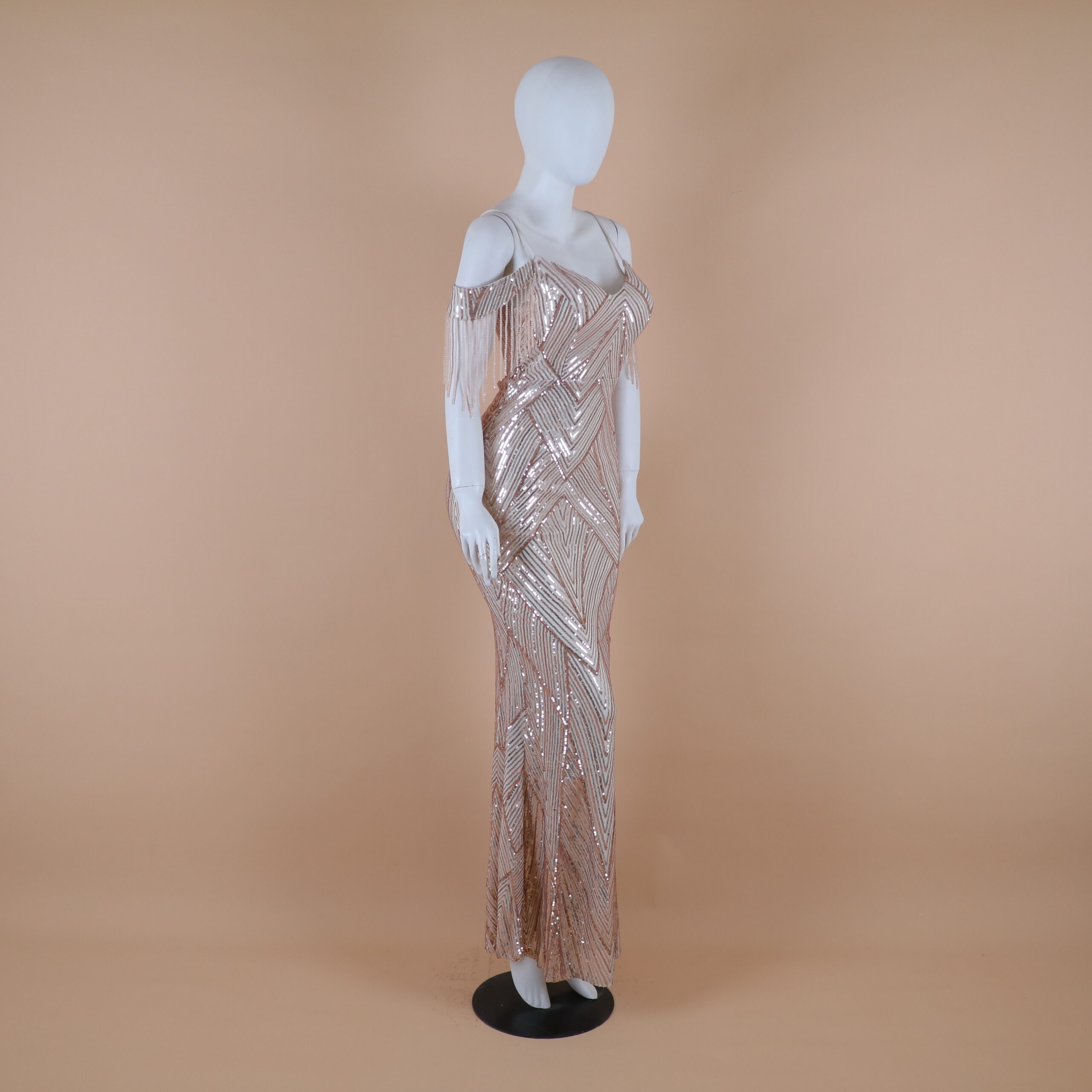 vestido tela importada lentejuelas mangas caidas y tirantes color rosa nude - Marisela